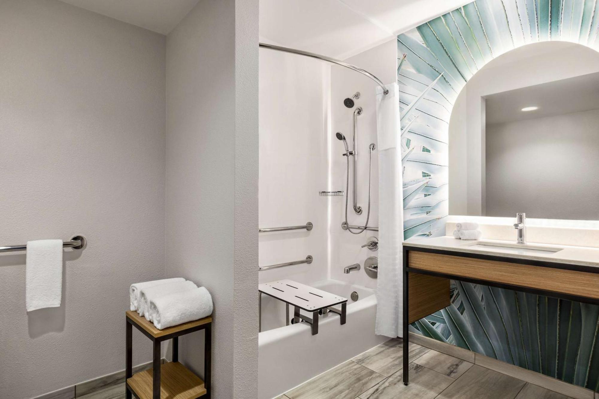 Habitación adaptada para personas de movilidad reducida con bañera - cama extragrande