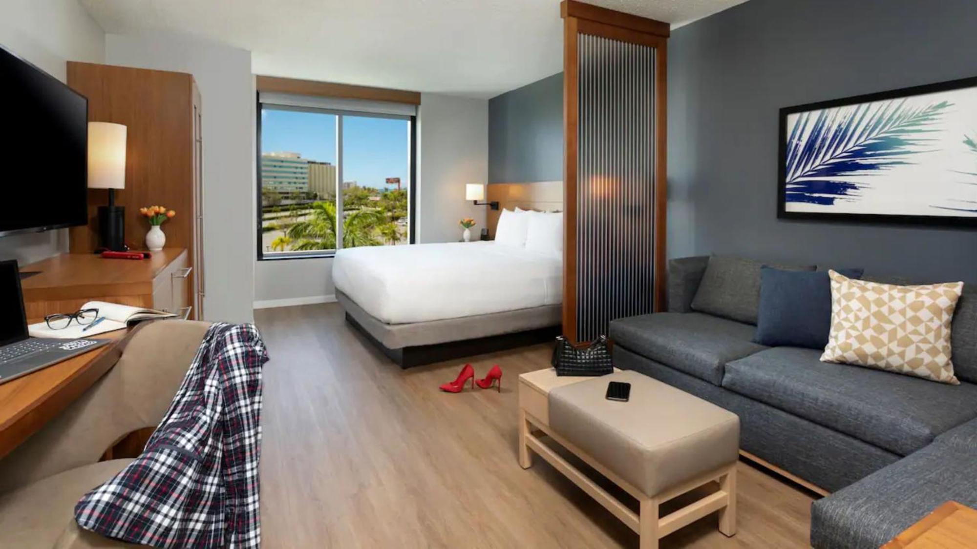 Habitación con cama extragrande y sofá cama