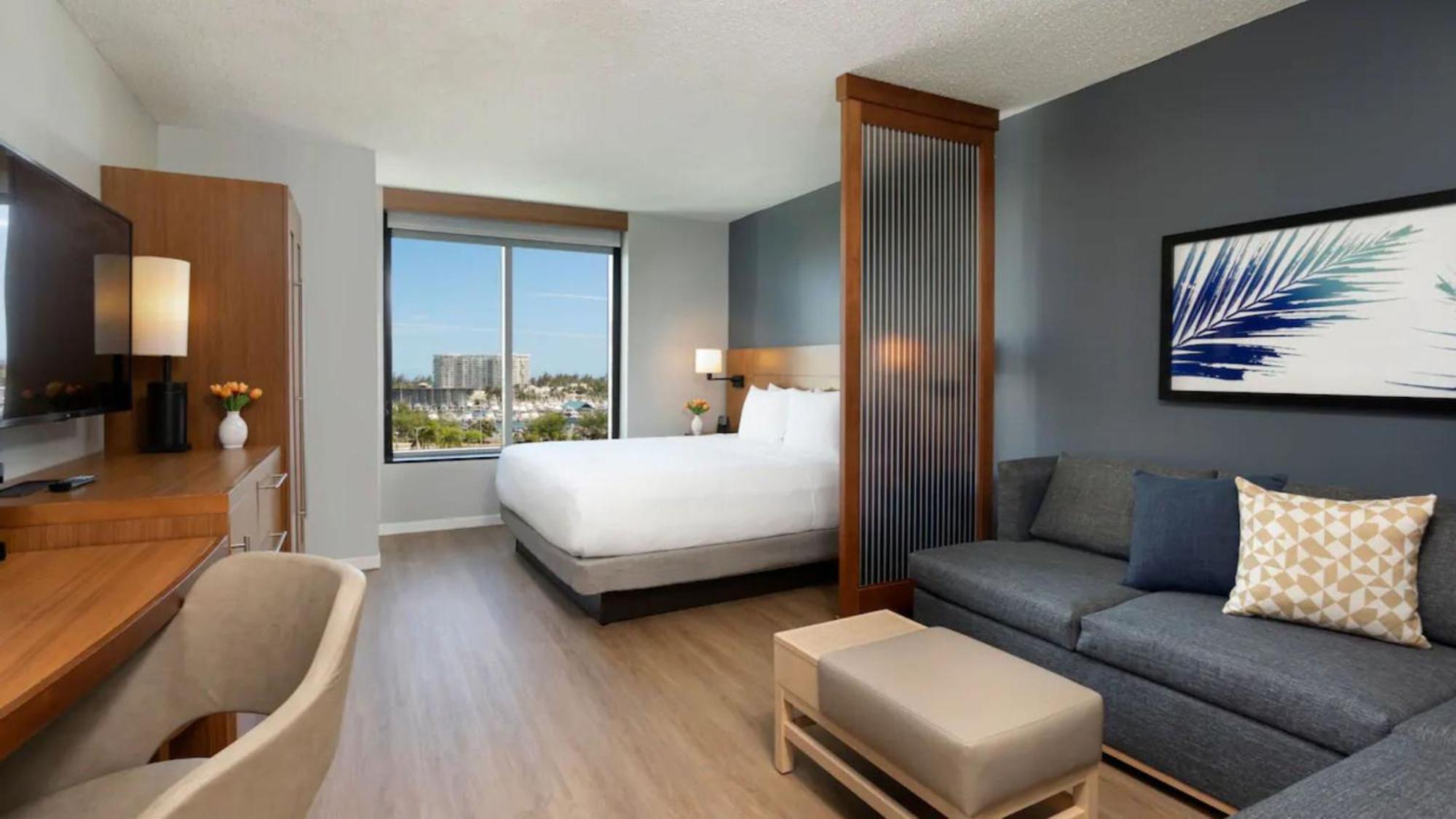 Habitación Doble con cama grande, sofá cama y vistas a la bahía