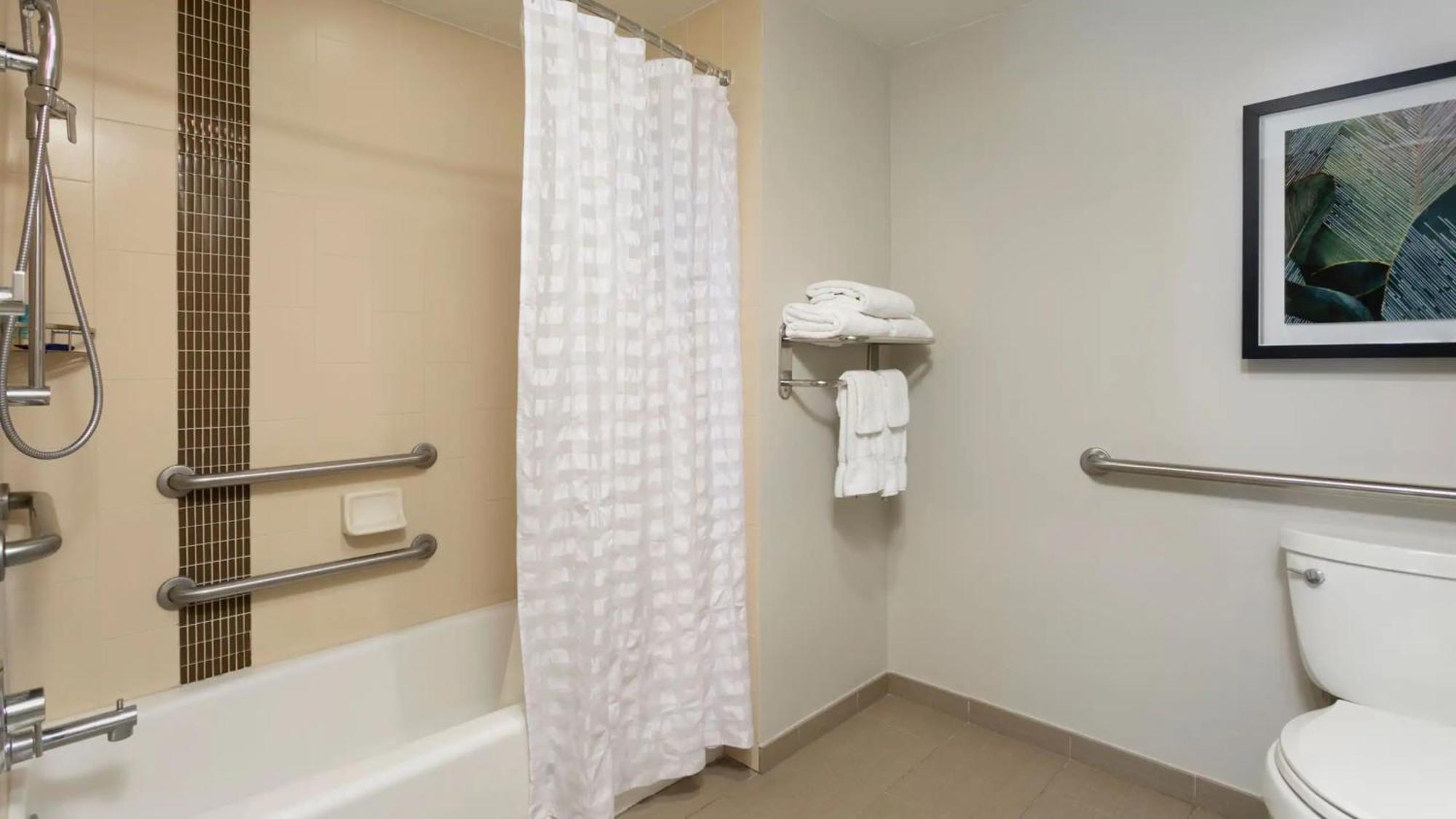 Habitación con sofá cama y bañera accesible - 2 camas grandes