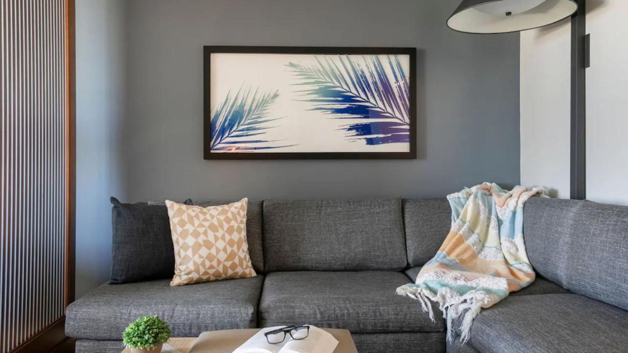 Habitación con cama grande, sofá cama y vistas a la piscina