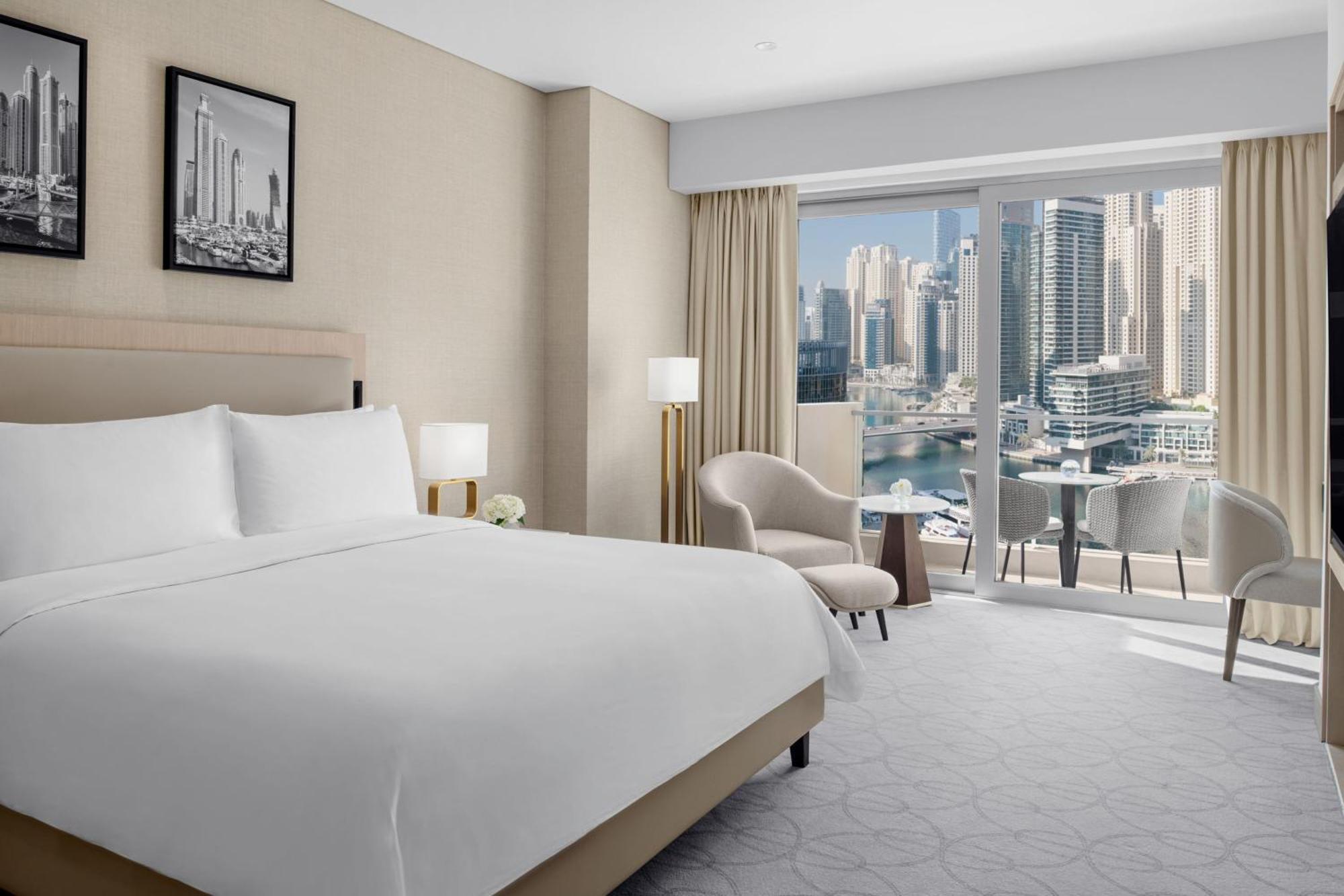 Habitación Executive con vistas al puerto deportivo, cama extragrande, acceso al salón club con desayuno, almuerzo y cena, y acceso directo al centro comercial Dubai Marina Mall y a Marina Walk