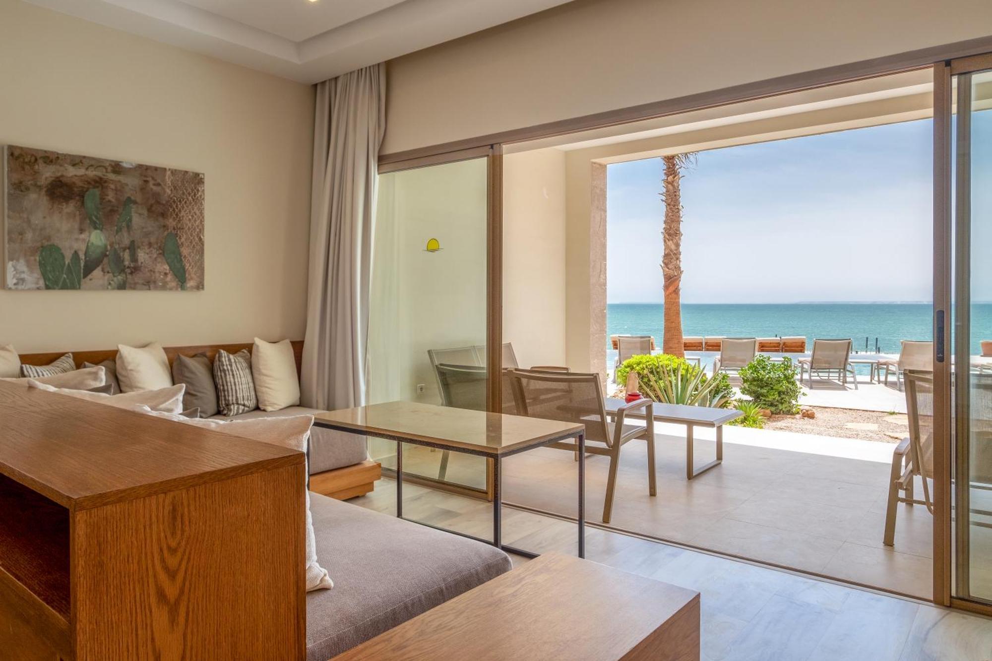 Queen Suite with Sofa Bed and Ocean View - Non-Smoking