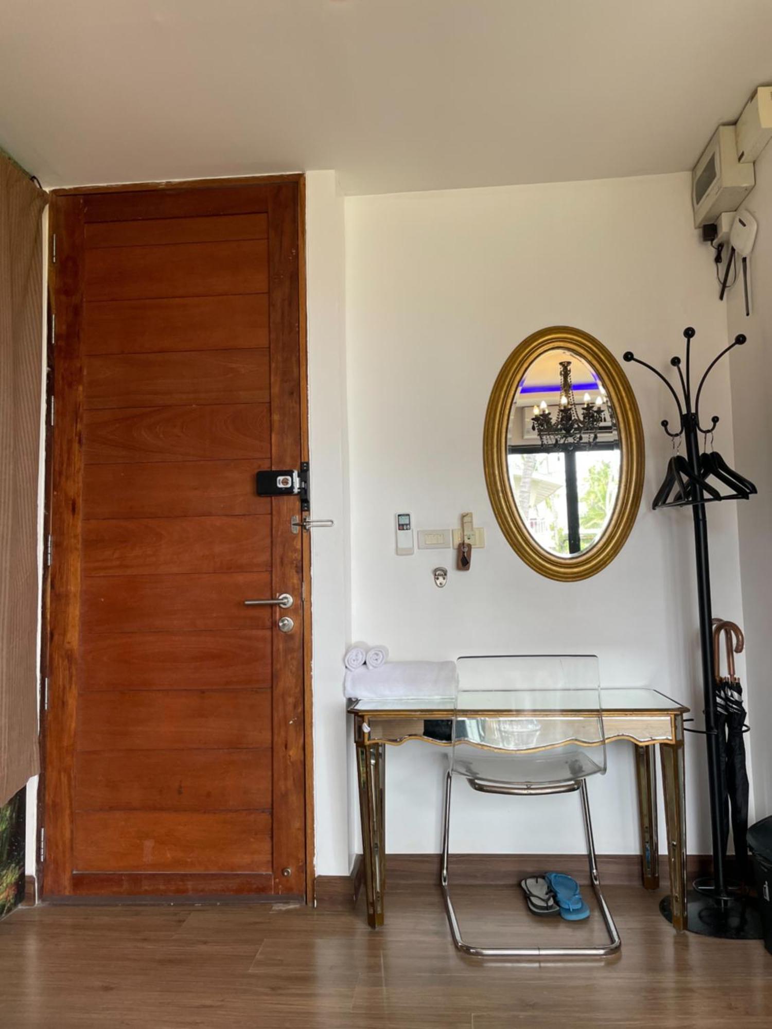 Deluxe King Room with Partial Sea View
