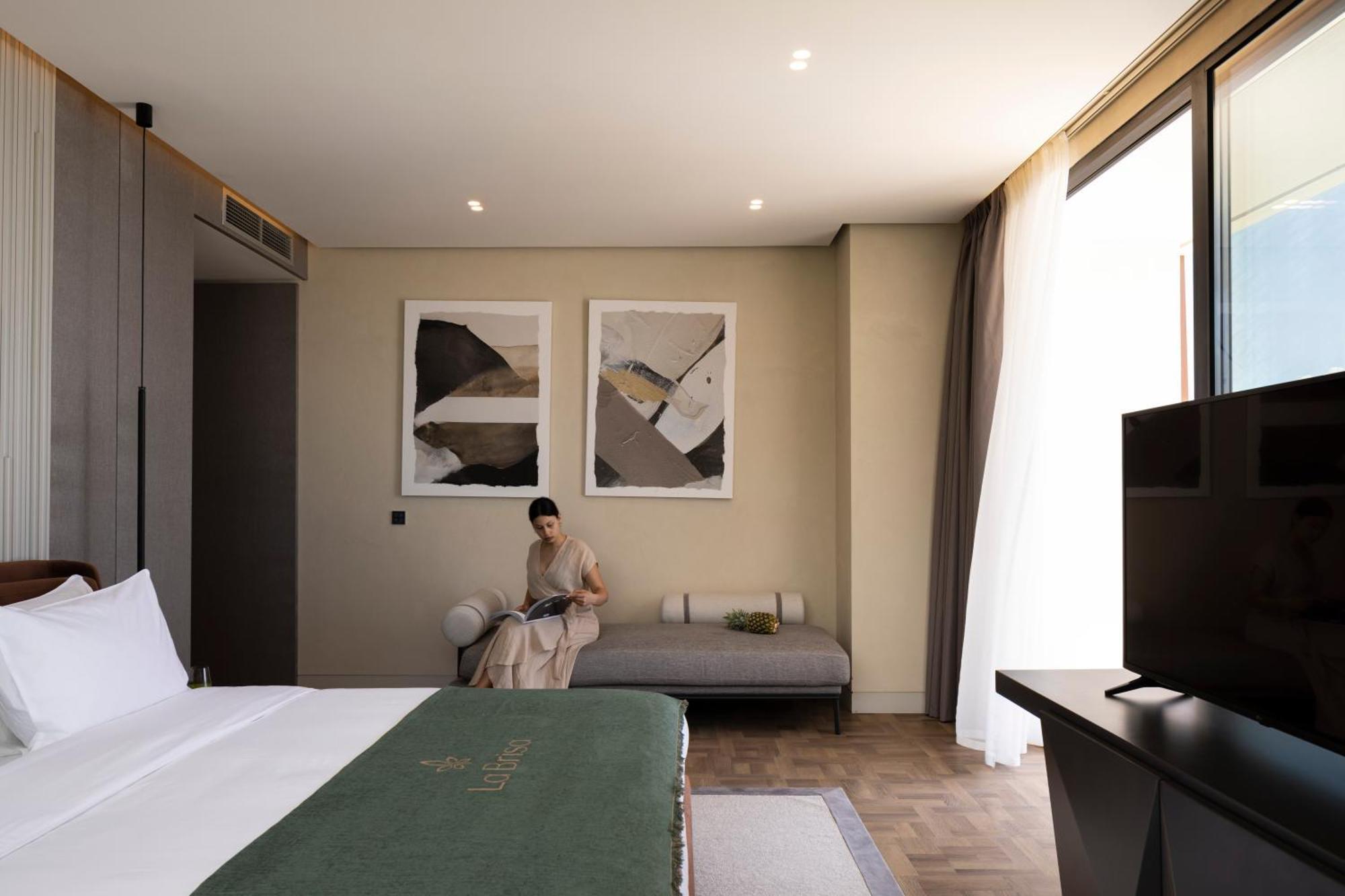 Zimmer mit Kingsize-Bett und Meerblick