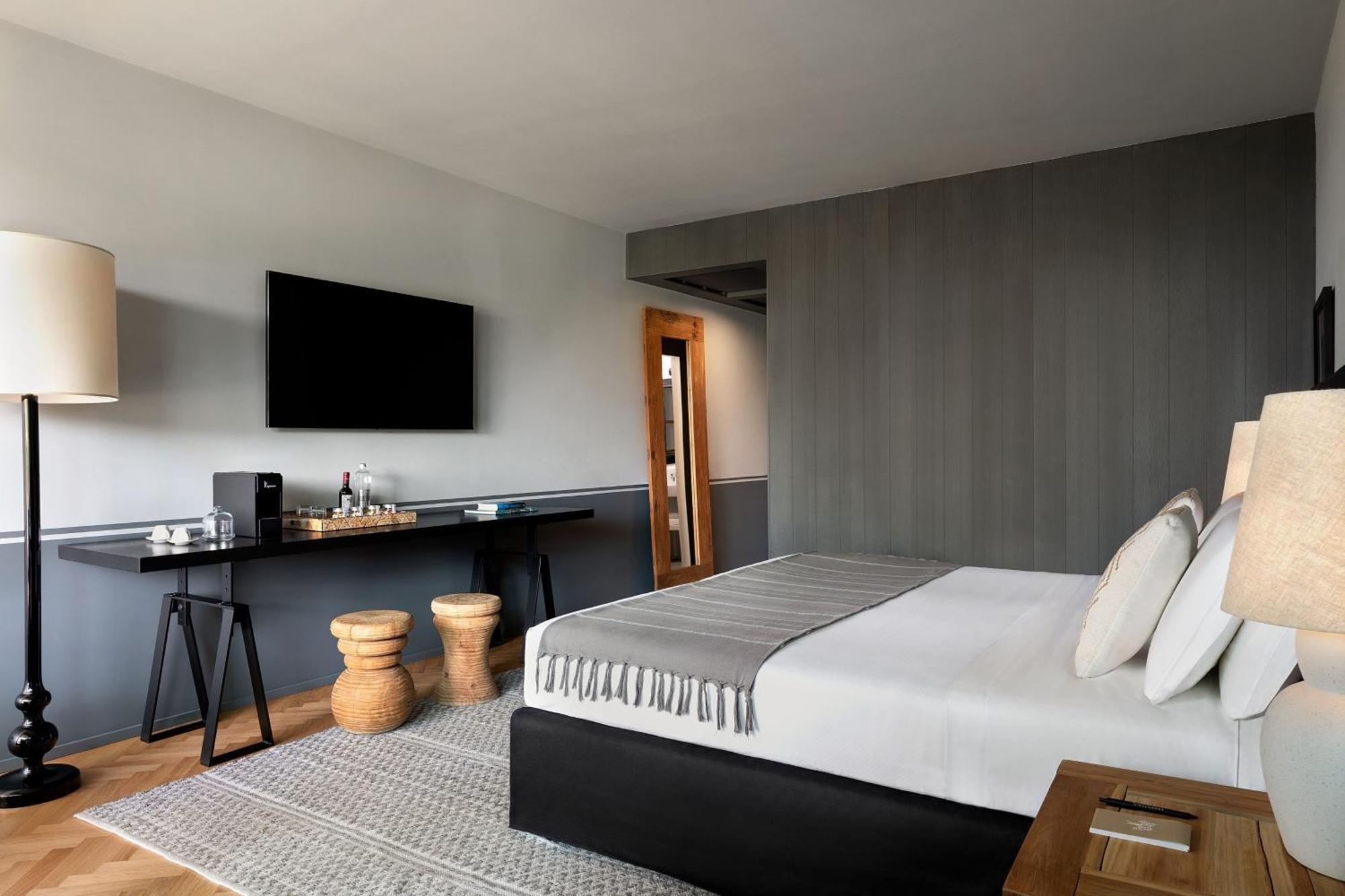 Suite Junior con cama extragrande, balcón y vistas al jardín