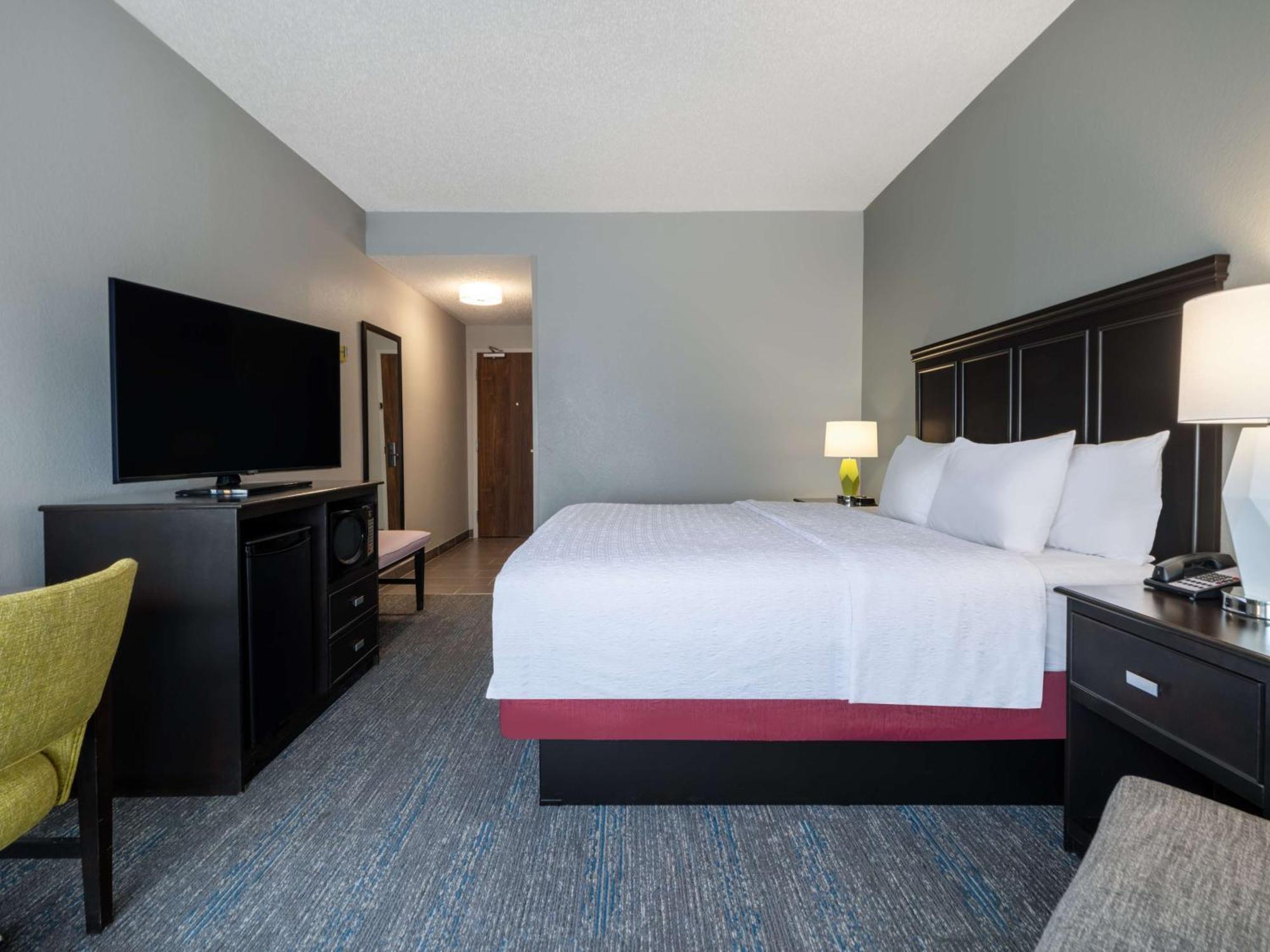 King Room with King Bed - Non-Smoking