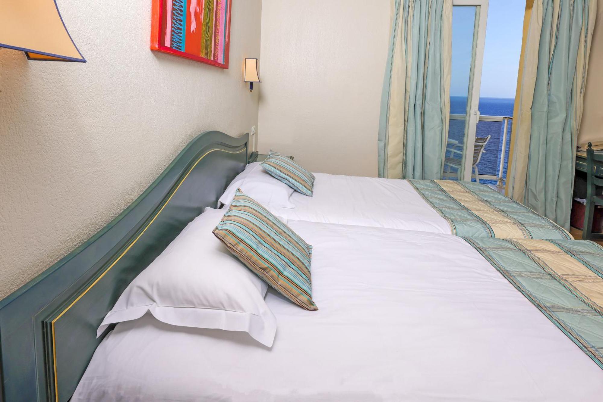 Habitación Doble Estándar con vistas parciales al mar