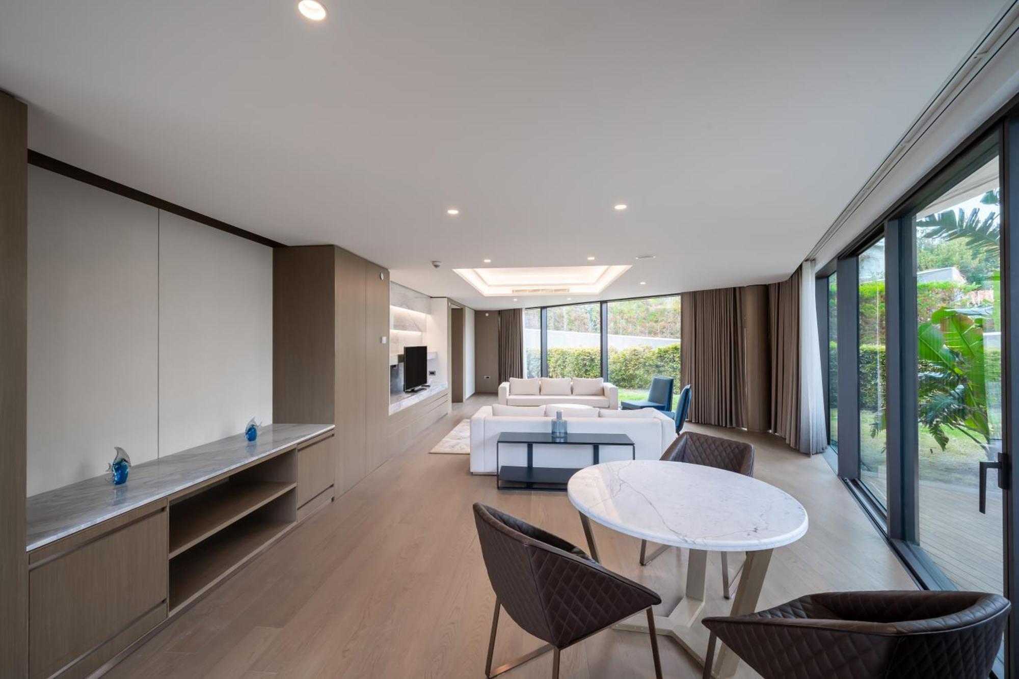One-Bedroom Aqua King Suite with Garden View