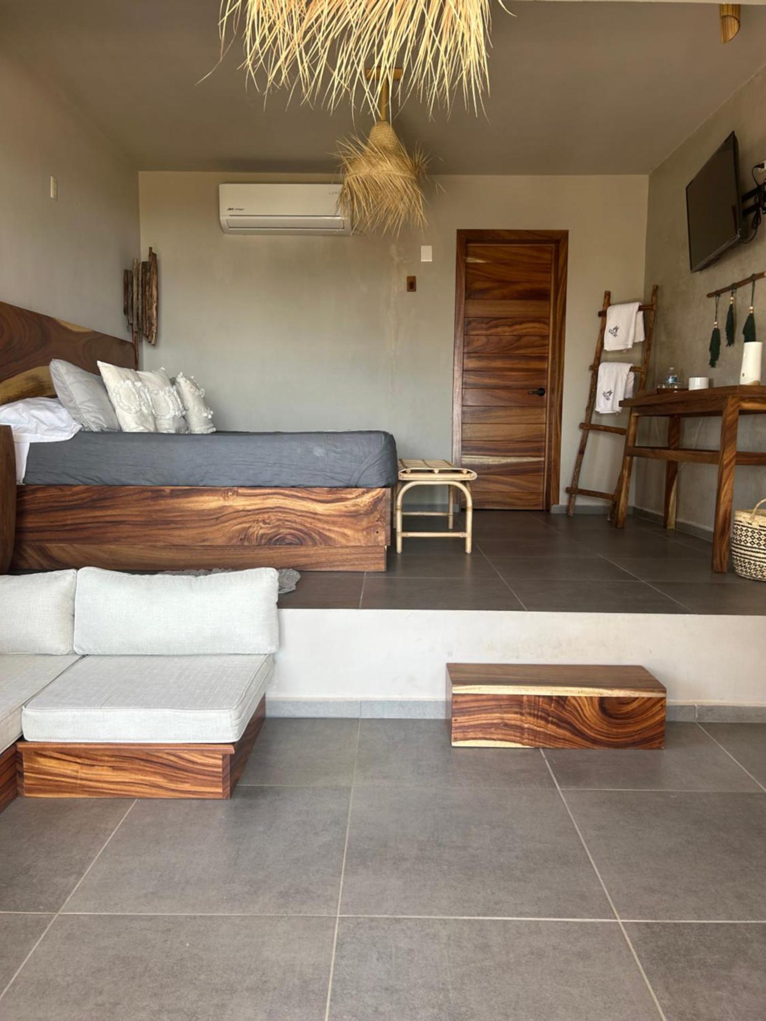 Suite con cama extragrande y vistas al mar