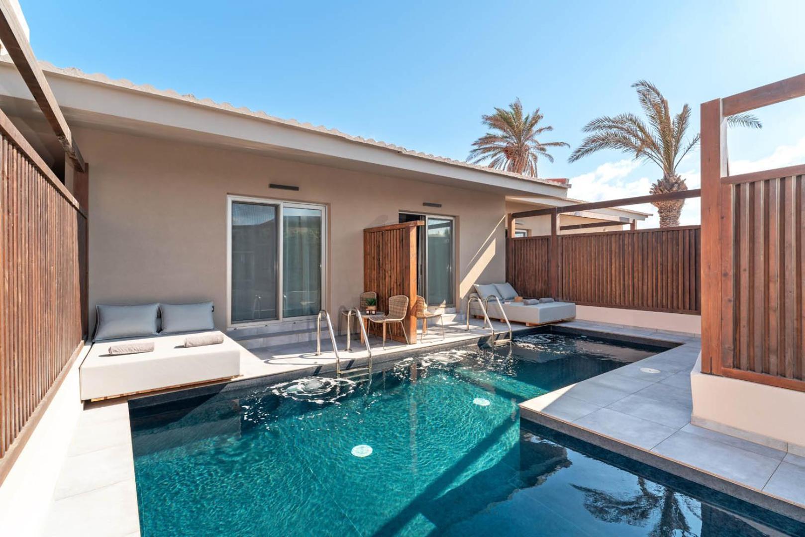 Zimmer mit Kingsize-Bett und Poolblick