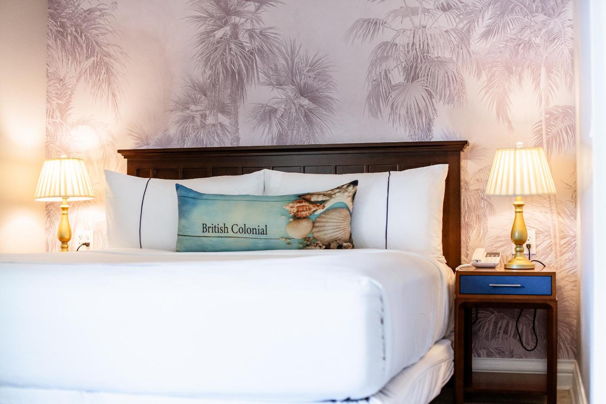 Habitación con cama grande y vistas al mar