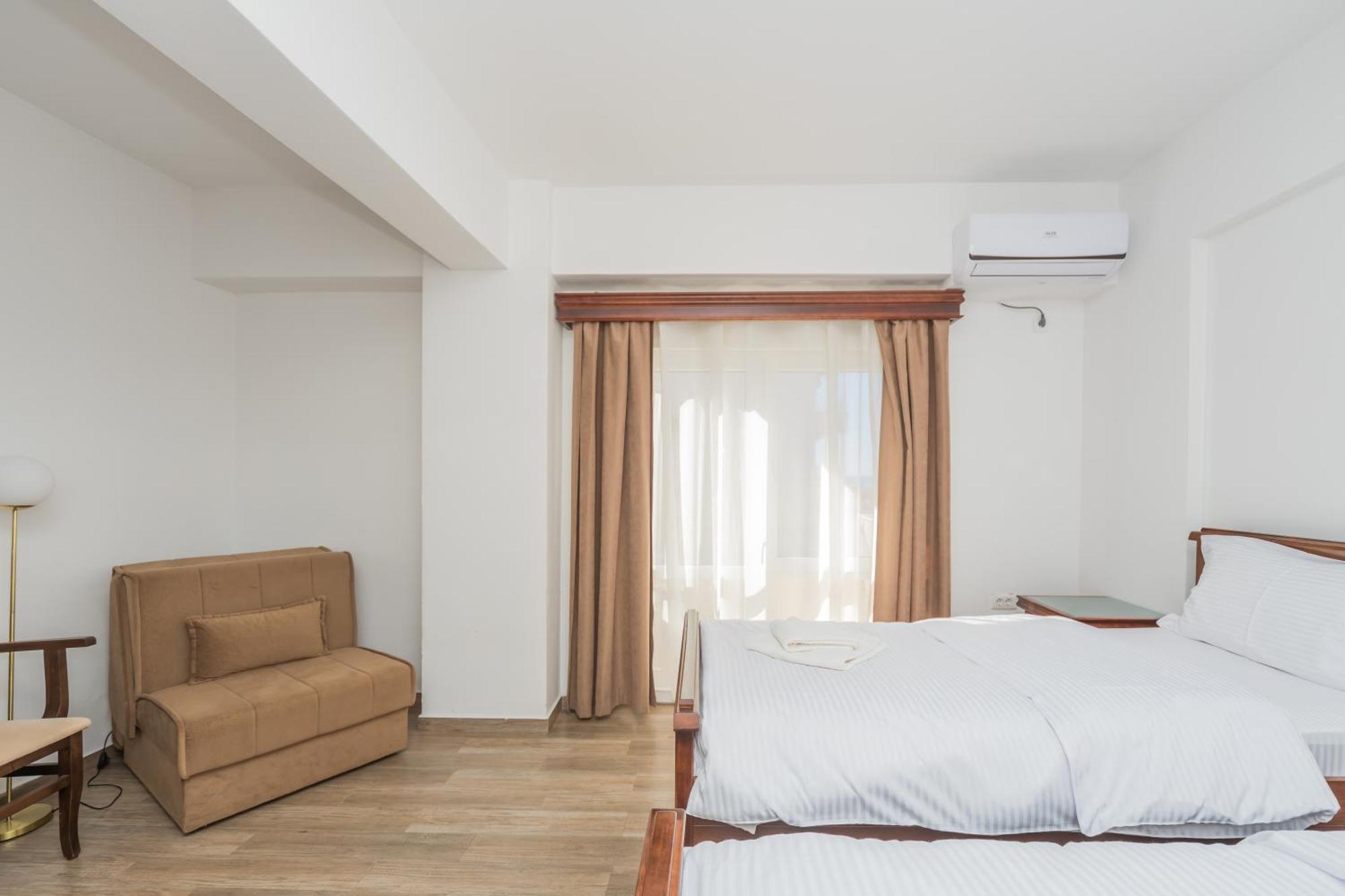 Zweibettzimmer mit Balkon