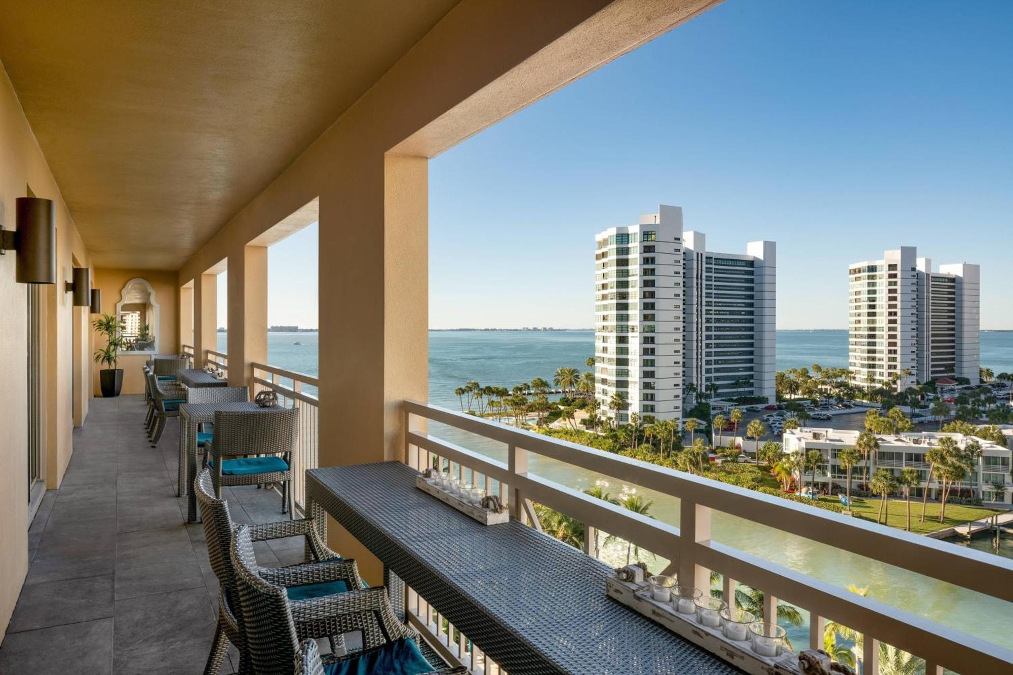Zimmer mit 2 Queensize-Betten, Balkon, Blick auf den Club-Yachthafen, Club-Etage