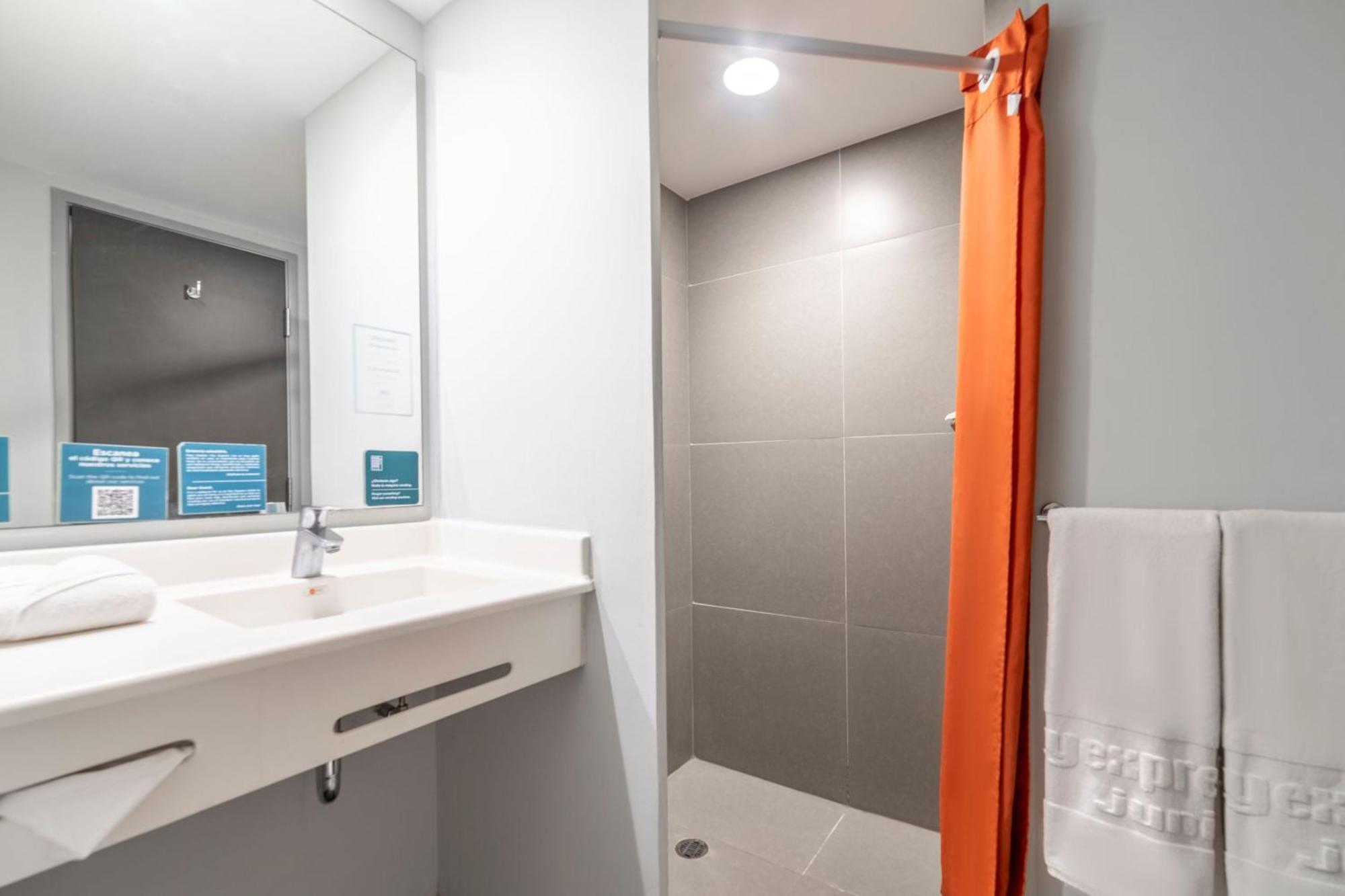 Habitación con cama grande