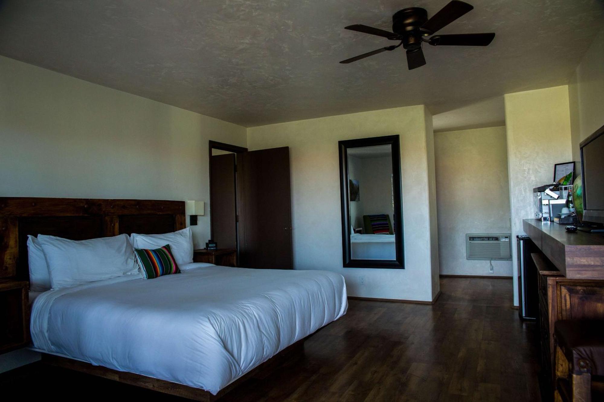 Deluxe King Room - Non-Smoking