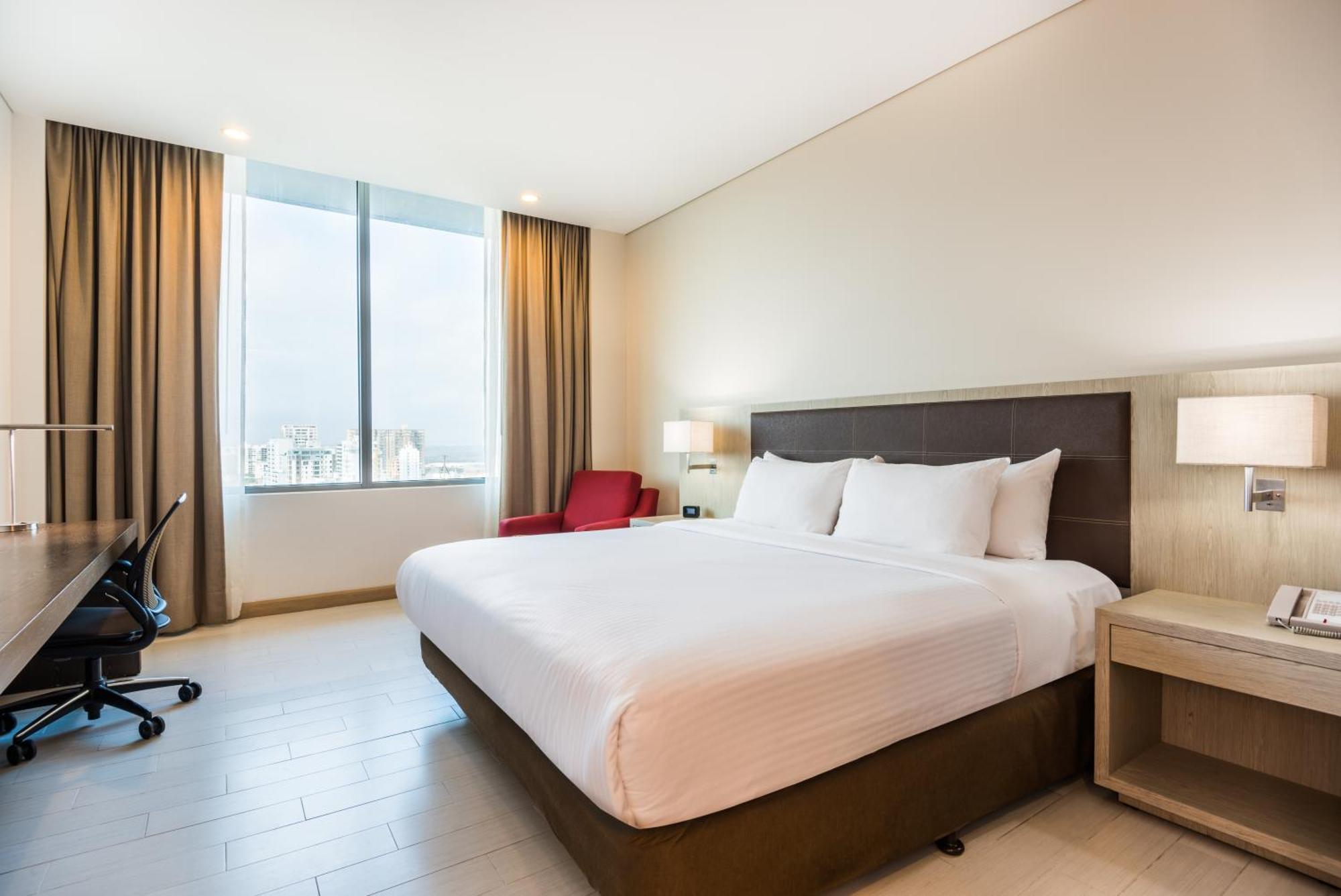 Habitación con cama extragrande.