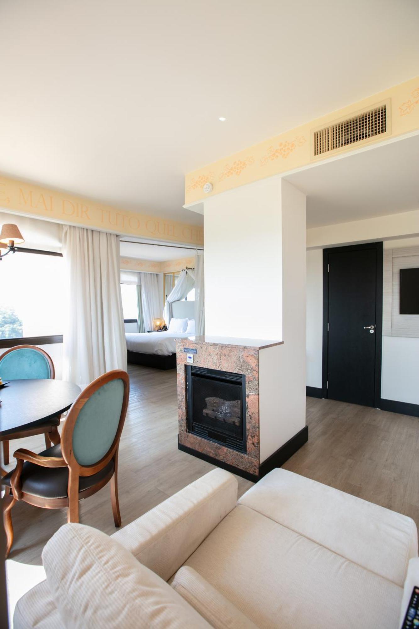 Suite Regia 1 King Fireplace Vineyard View