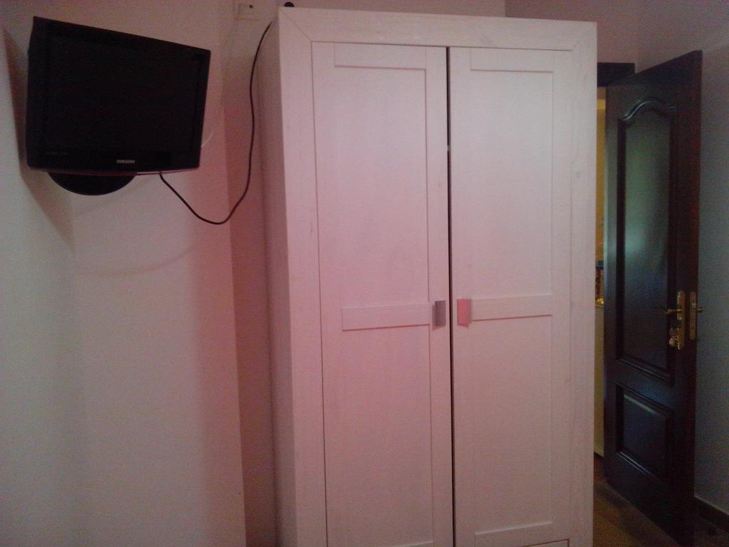 Habitación con cama grande