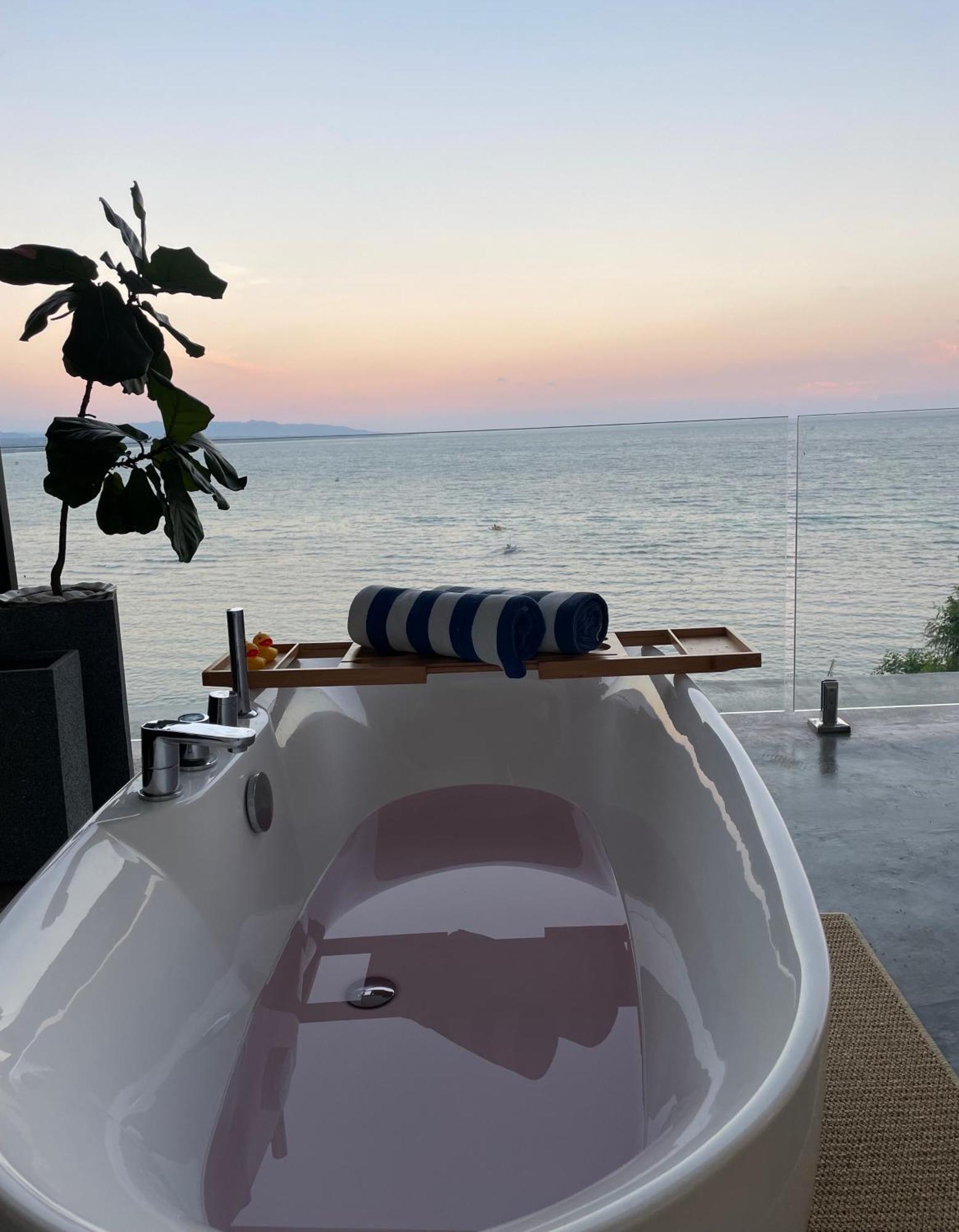 Junior Superior Suite Plunge Pool Bathtub