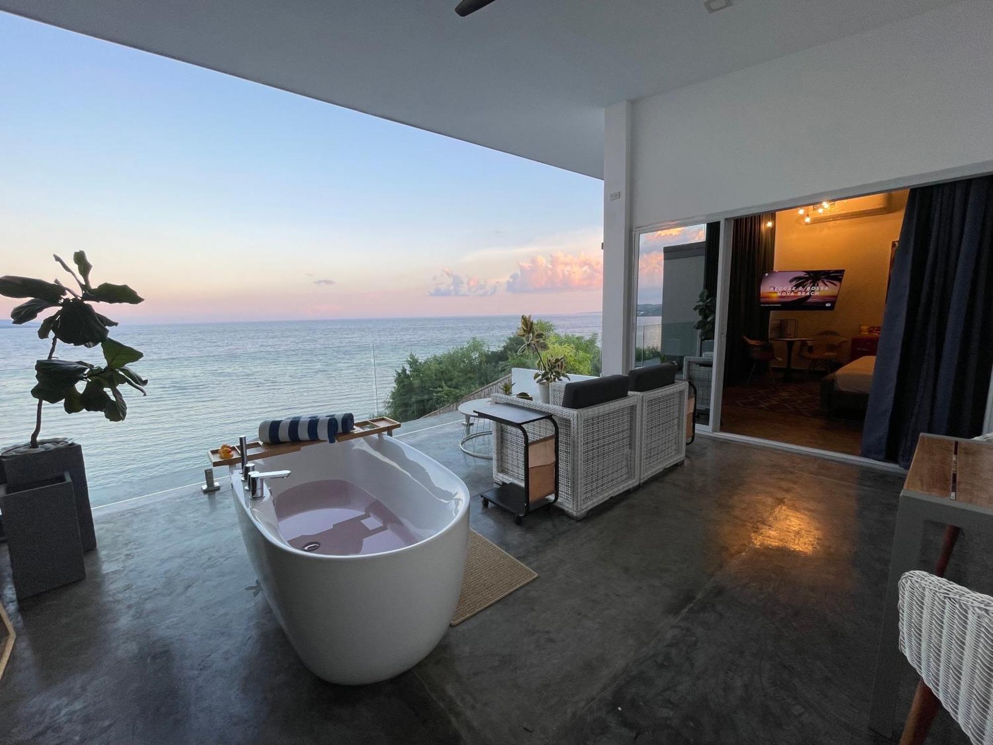 Junior Superior Suite Plunge Pool Bathtub