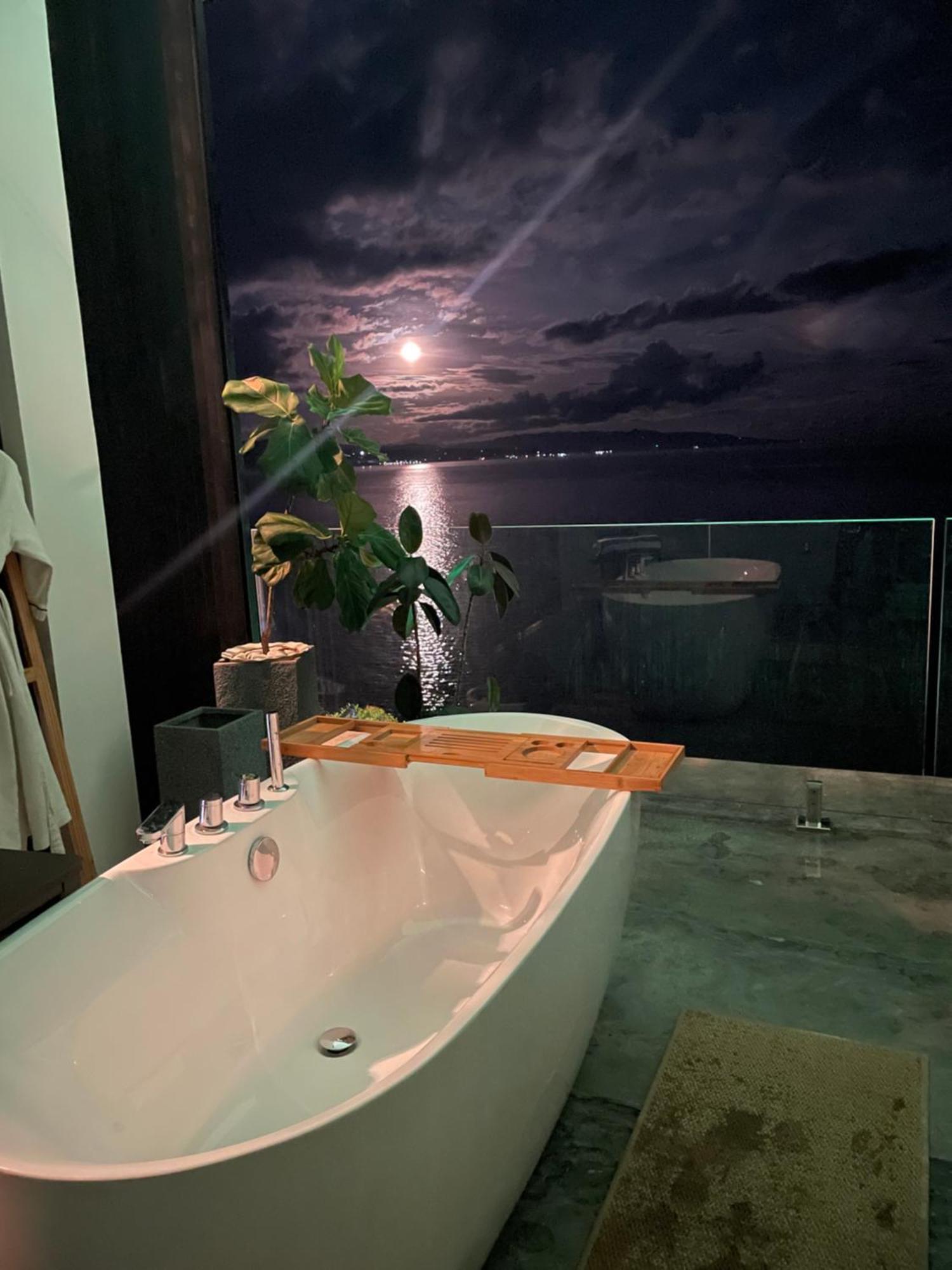 Junior Superior Suite Plunge Pool Bathtub
