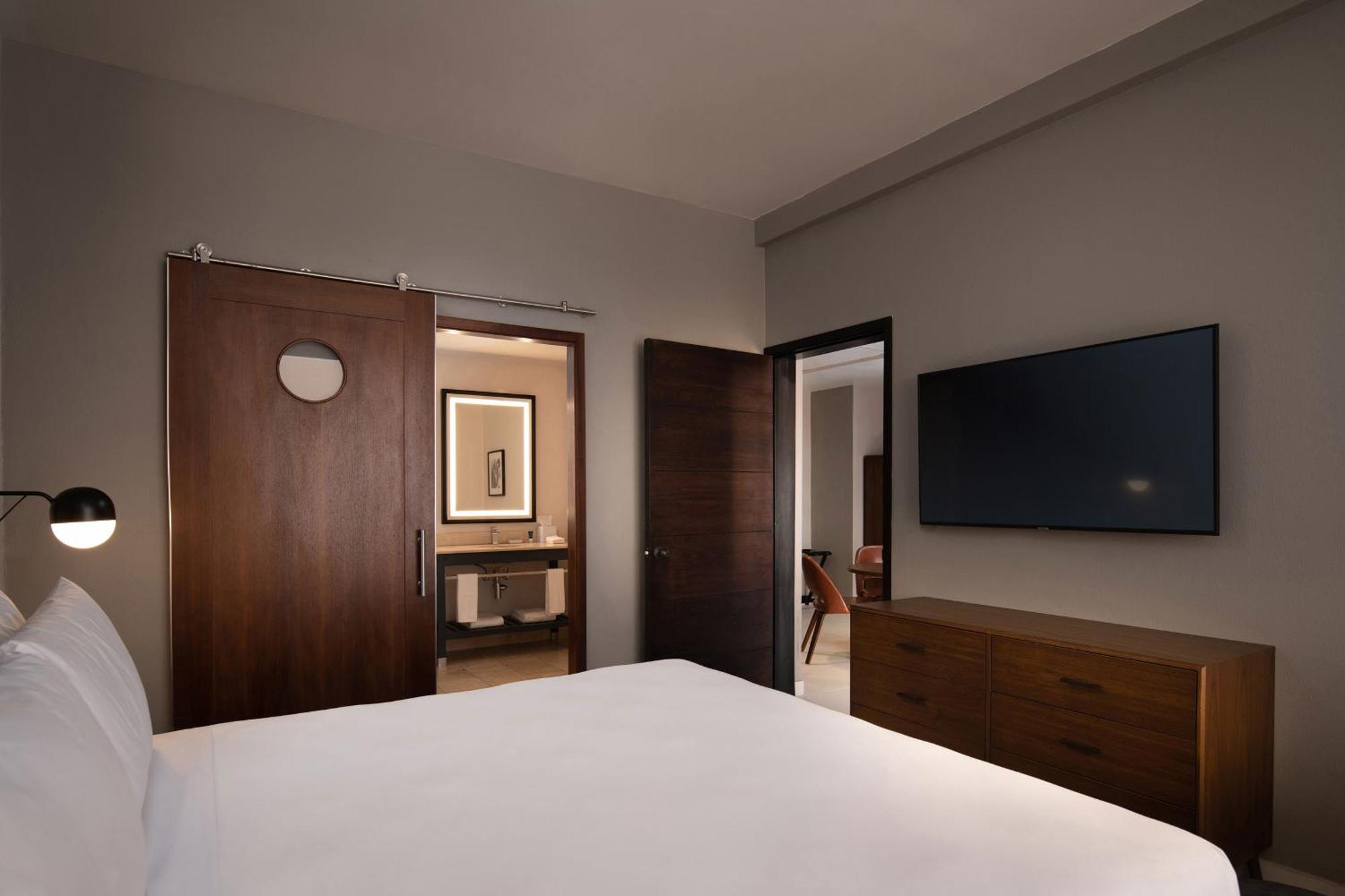 Suite de 1 dormitorio con cama extragrande