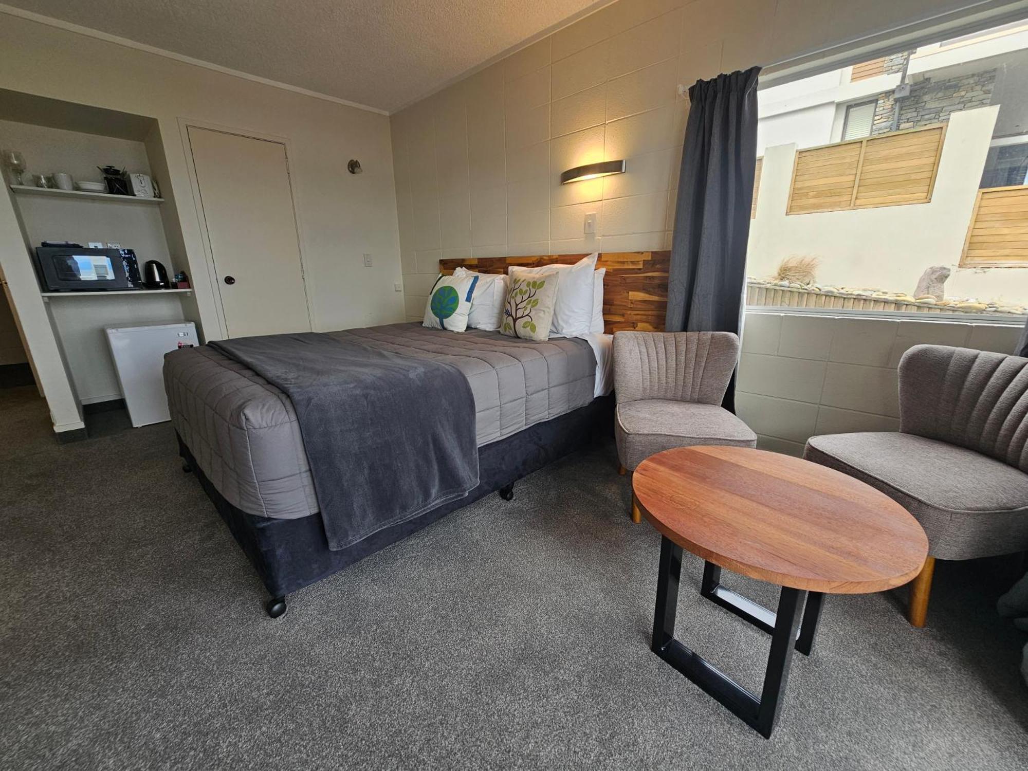 Studio on Ground Floor Lake View