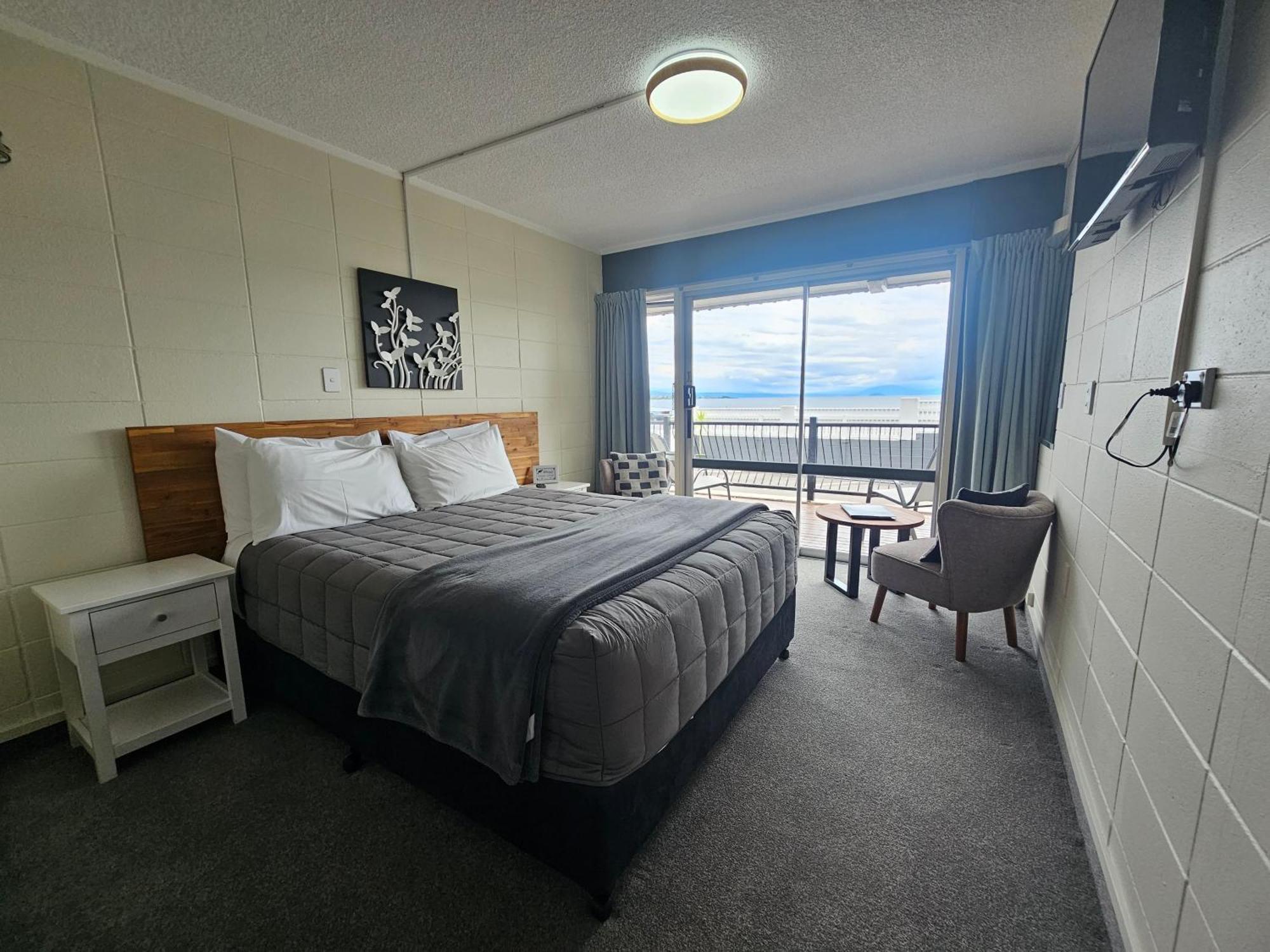 Studio on Ground Floor Lake View