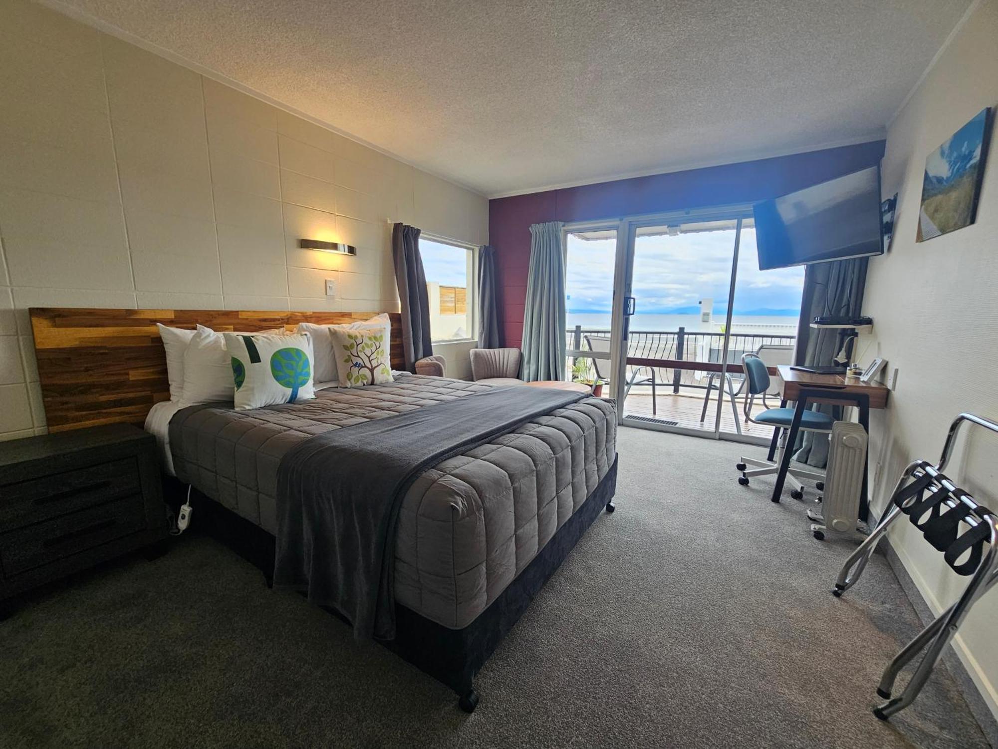 Studio on Ground Floor Lake View