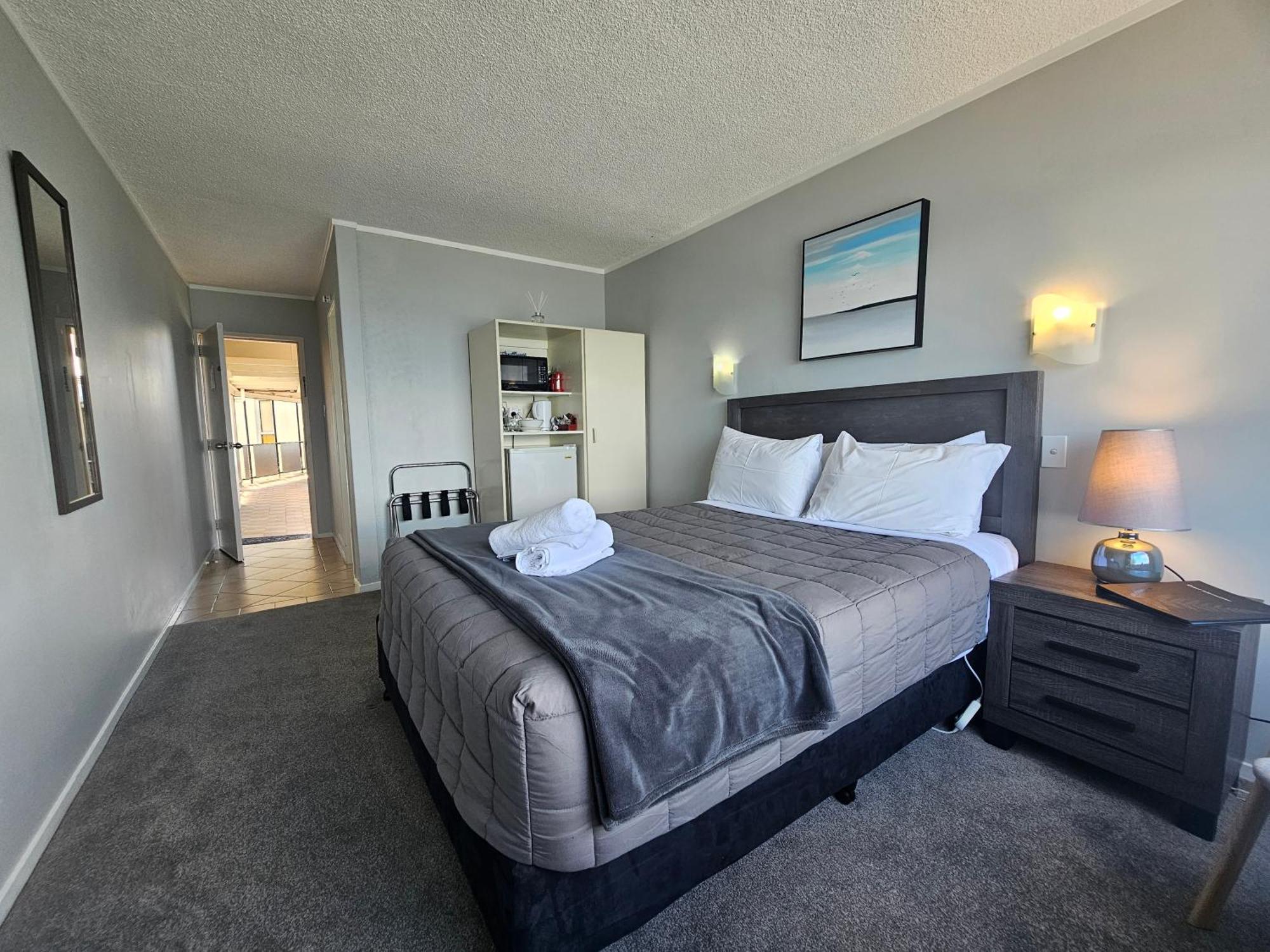 Queen Room Lake View