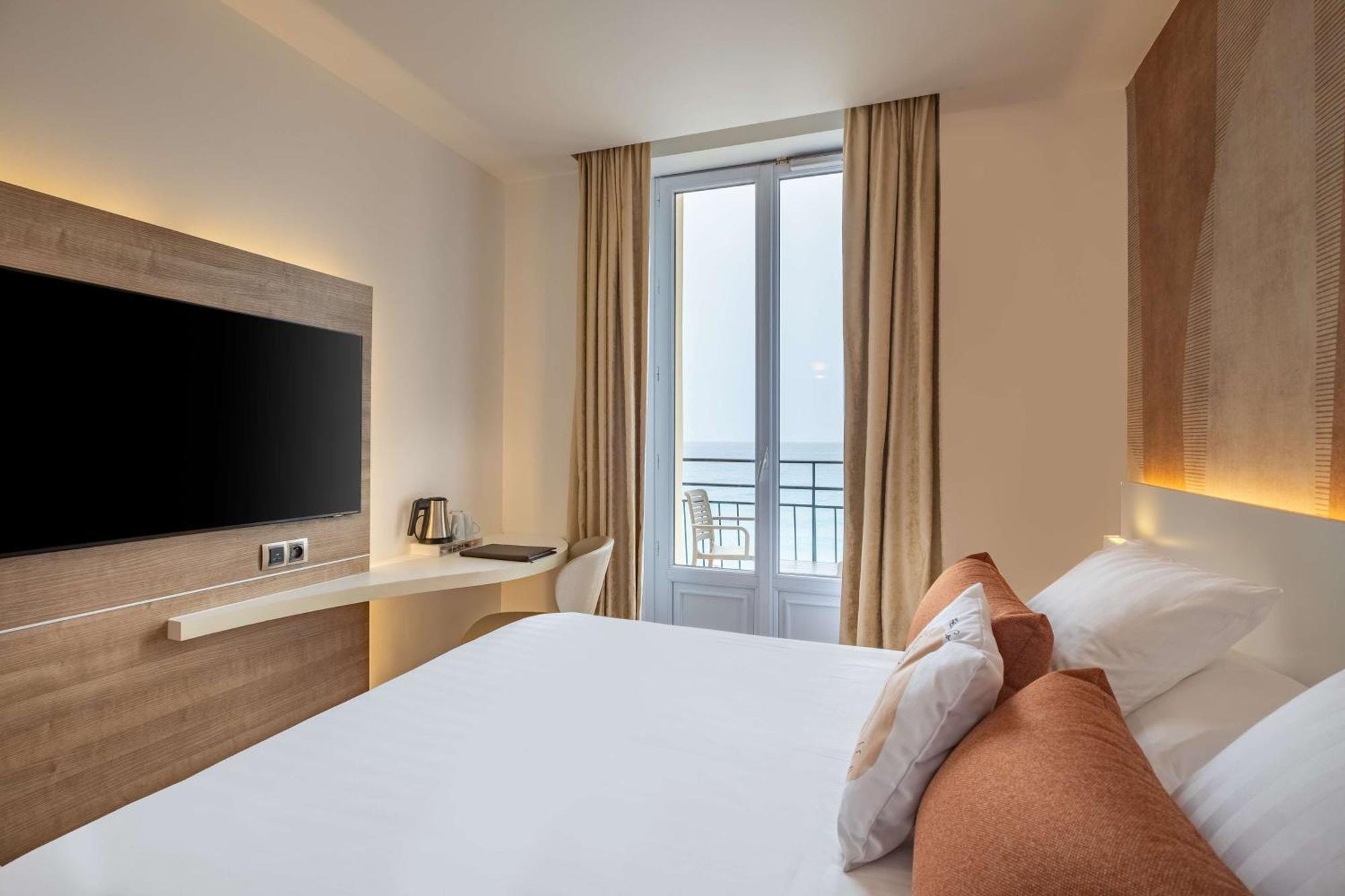 Superior Queen Room with Balcony and Sea View - Non-Smoking