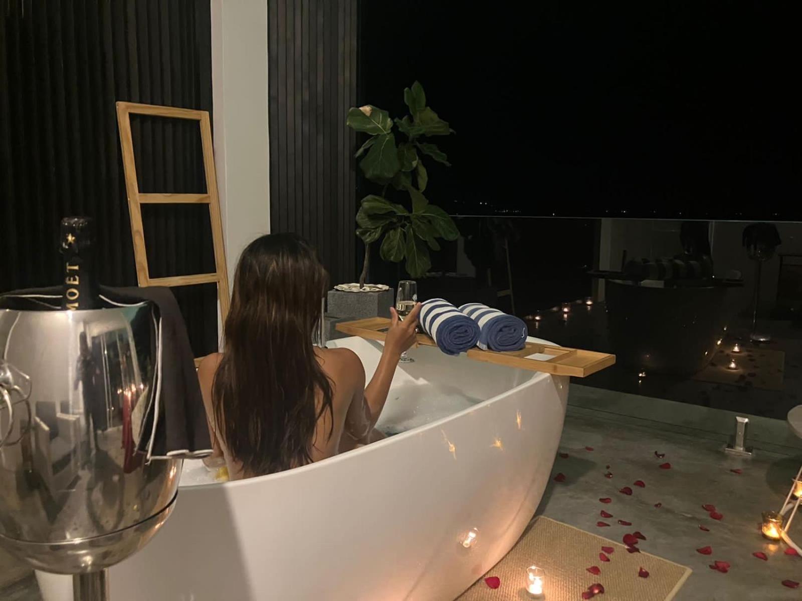 Junior Superior Suite Plunge Pool Bathtub