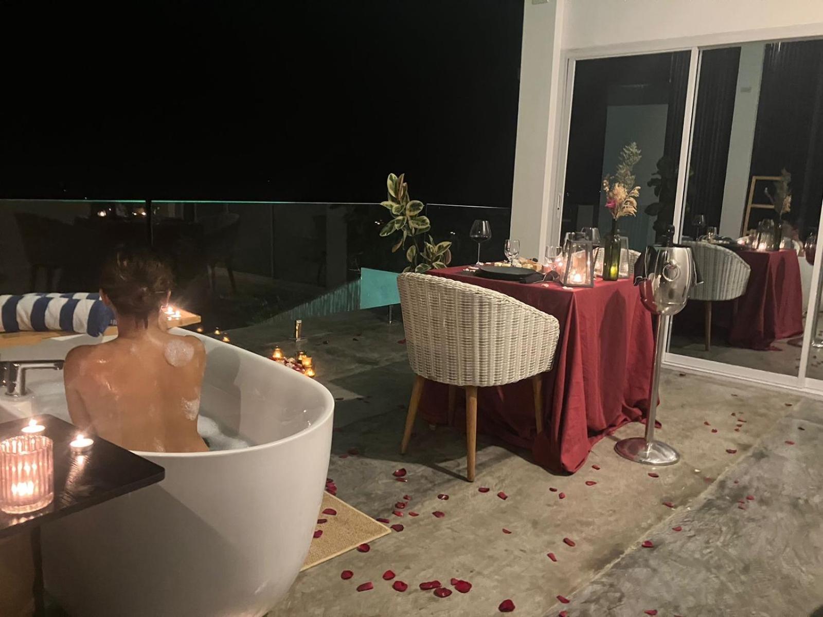Junior Superior Suite Plunge Pool Bathtub