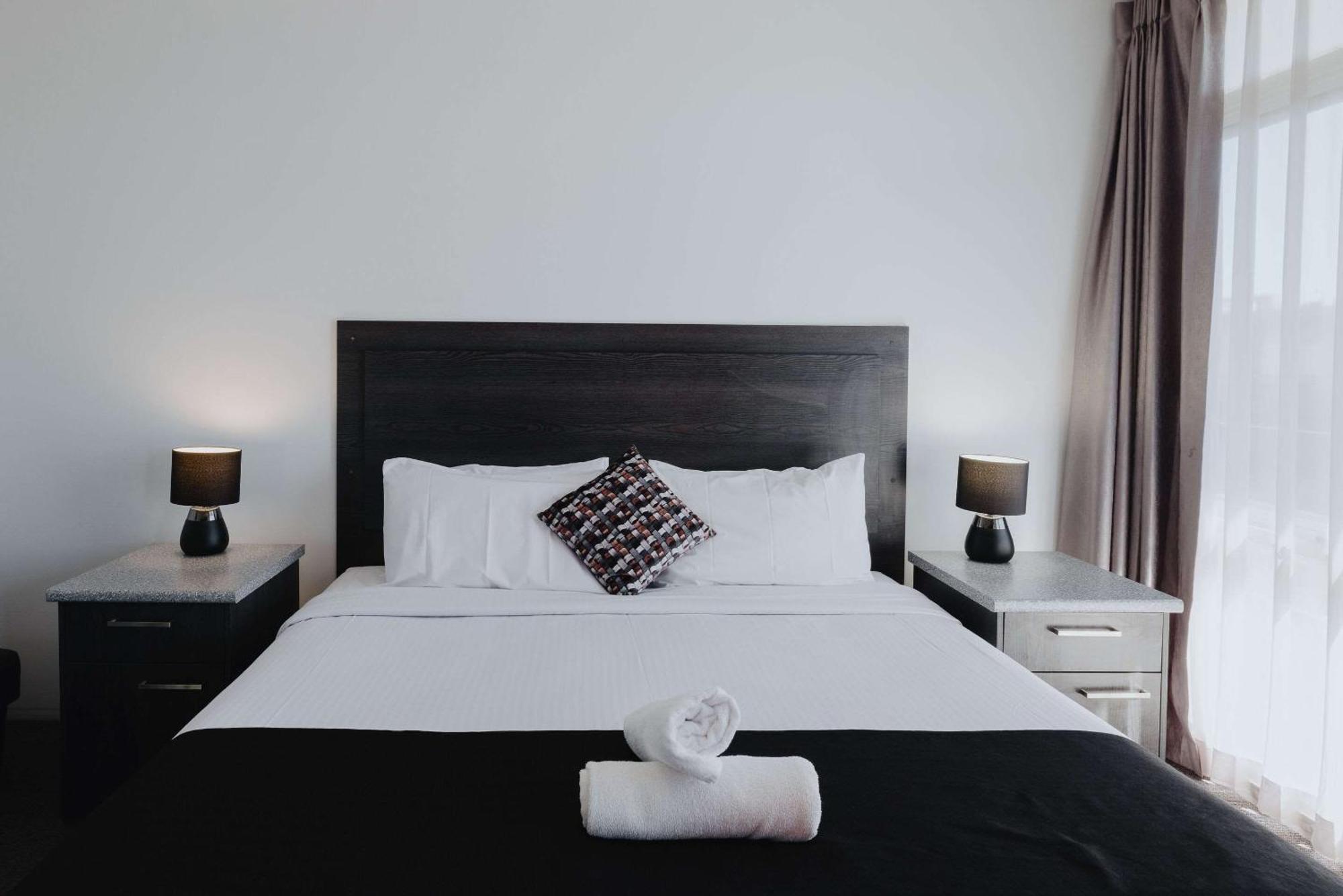 King Bed with Kitchenette Room