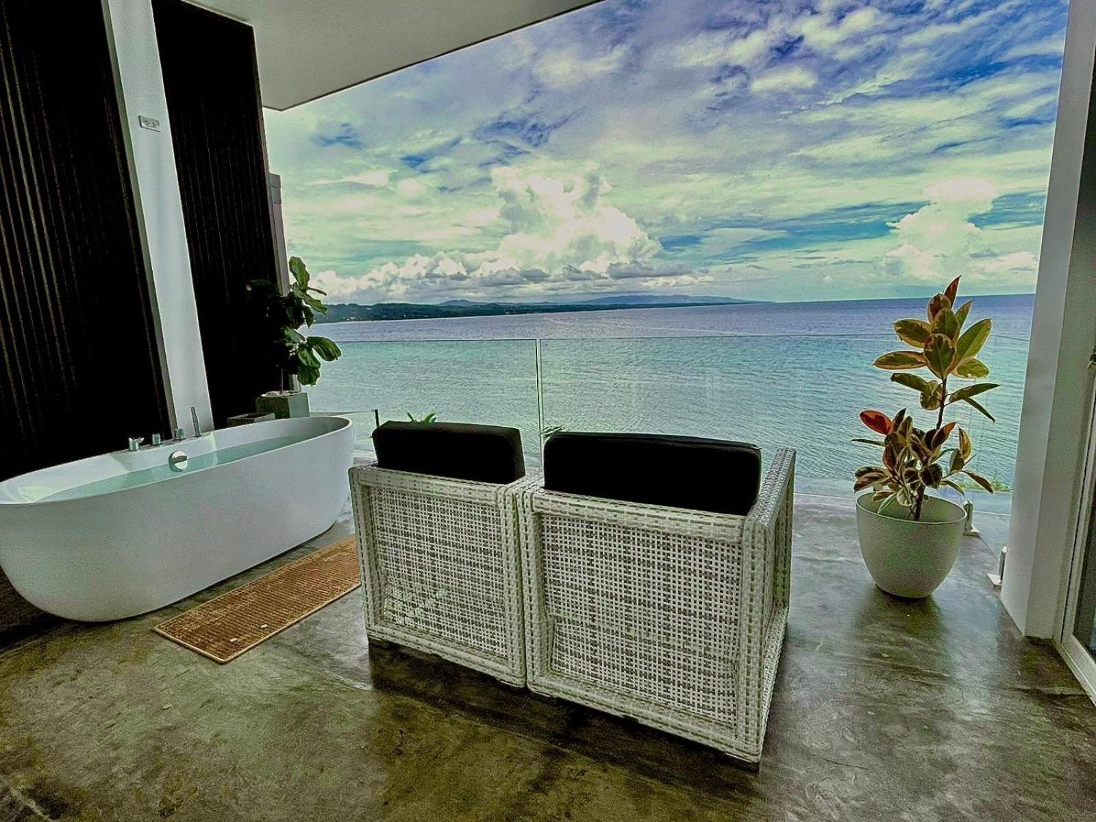 Junior Superior Suite Plunge Pool Bathtub