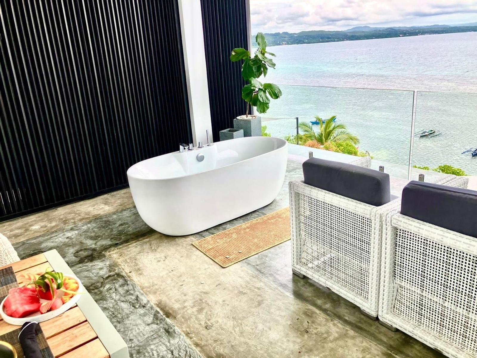 Junior Superior Suite Plunge Pool Bathtub