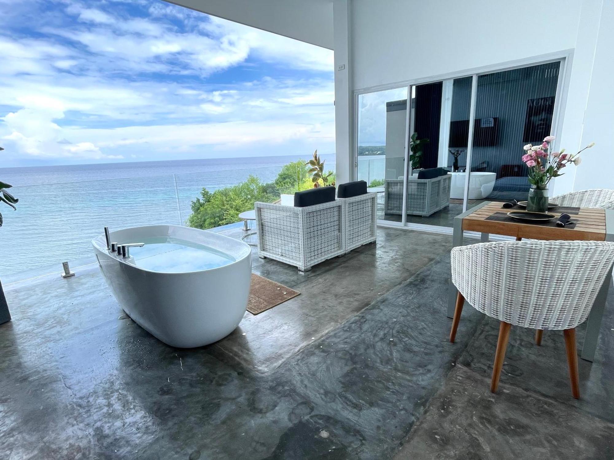 Junior Superior Suite Plunge Pool Bathtub