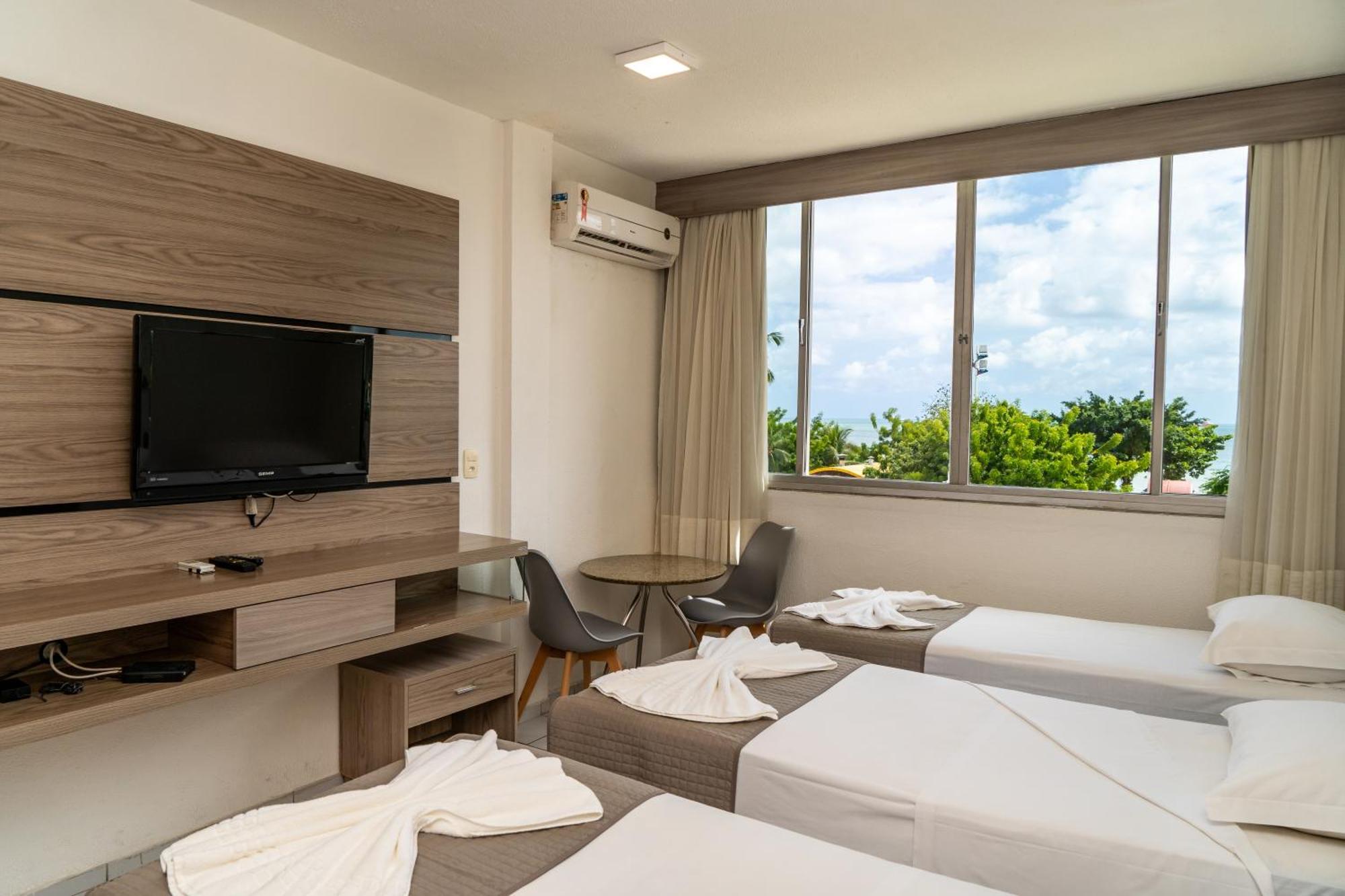 Habitación Triple con vistas parciales al mar