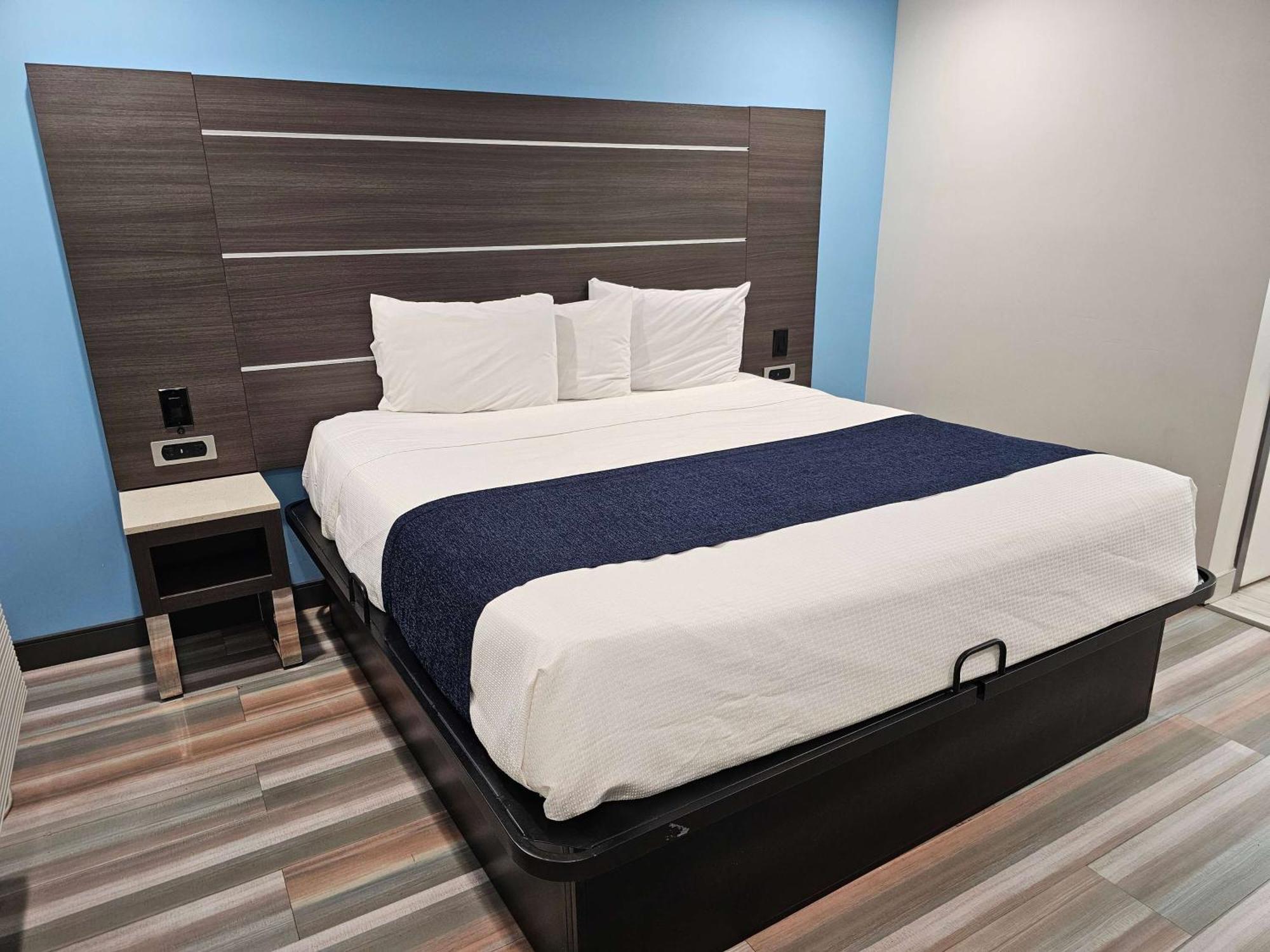 Queen Room with Roll-In Shower - Mobility/Hearing Accessible - Non-Smoking