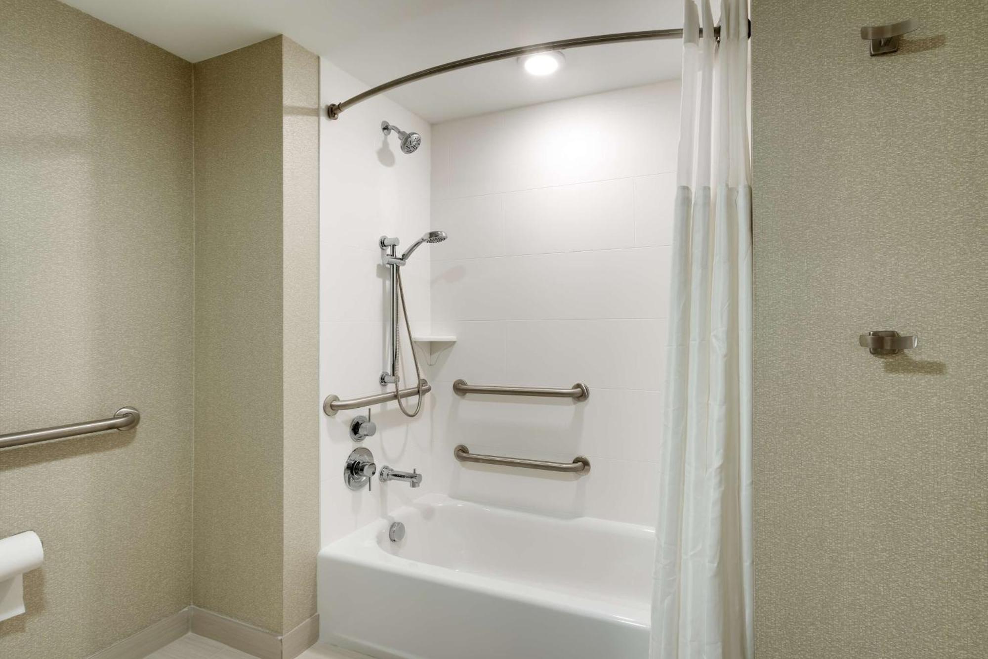 Queen Room with Two Queen Beds and Bath Tub - Mobility Access