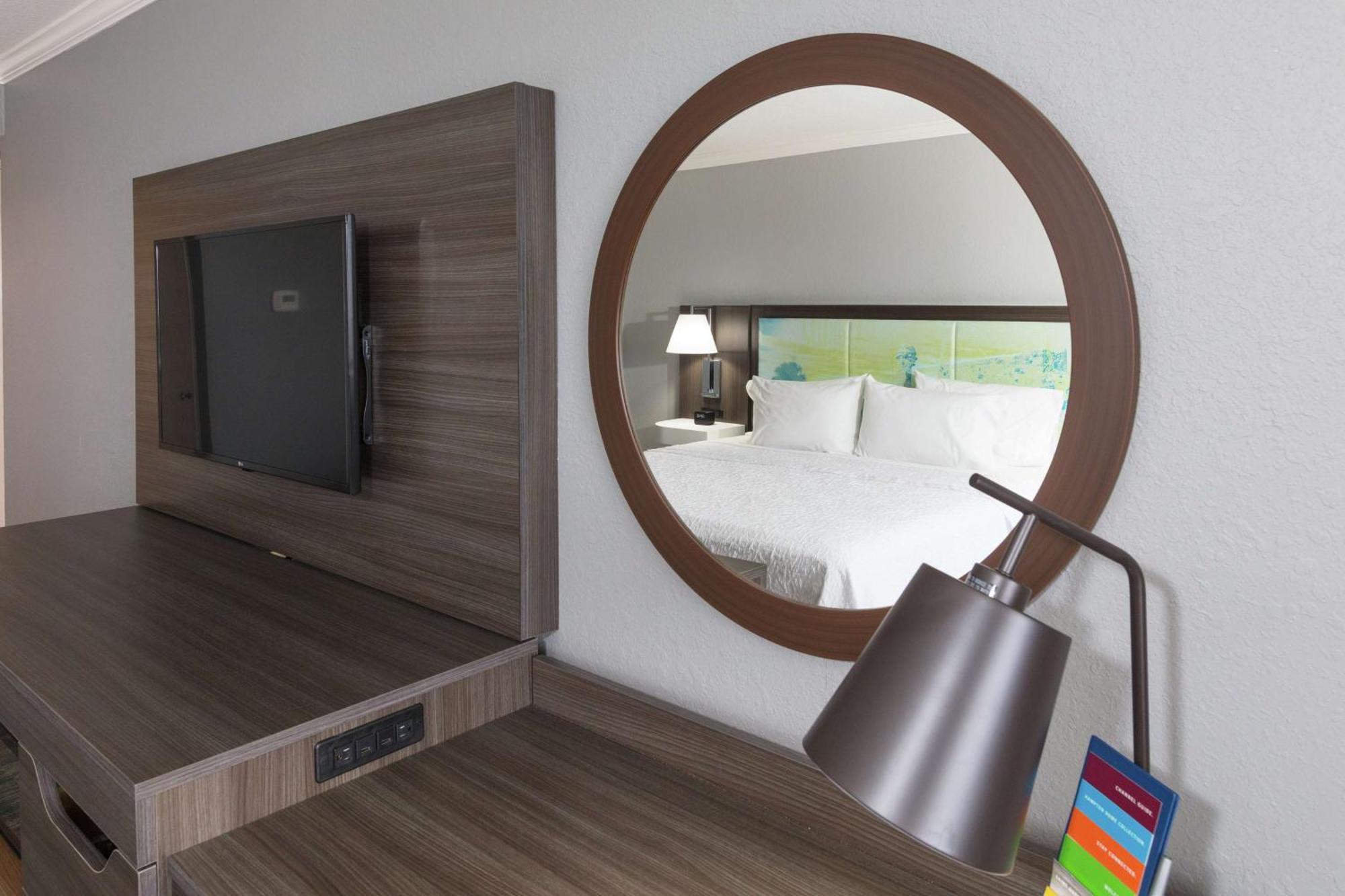 Habitación con cama extragrande.