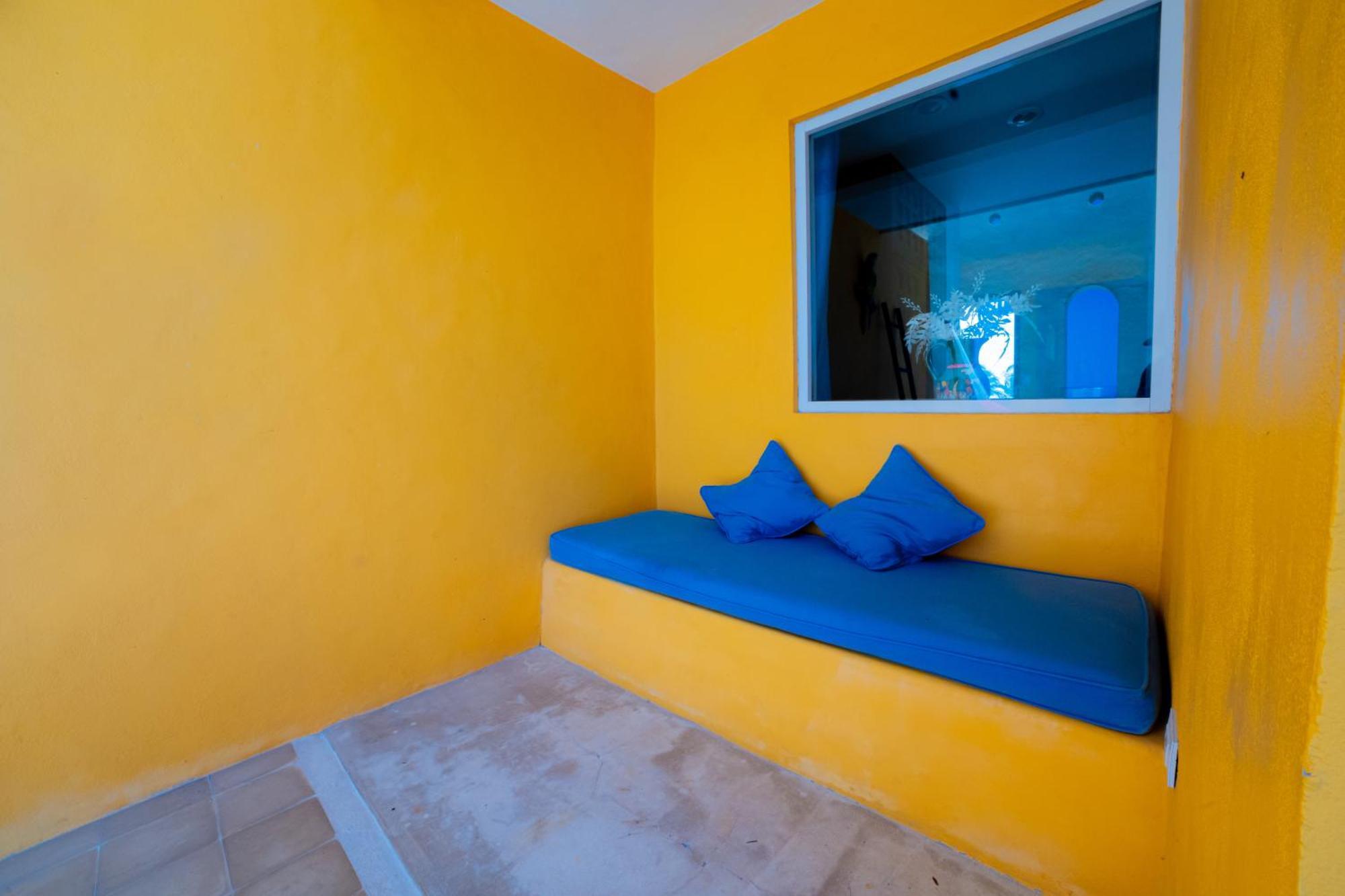 Suite con cama extragrande y vistas al mar