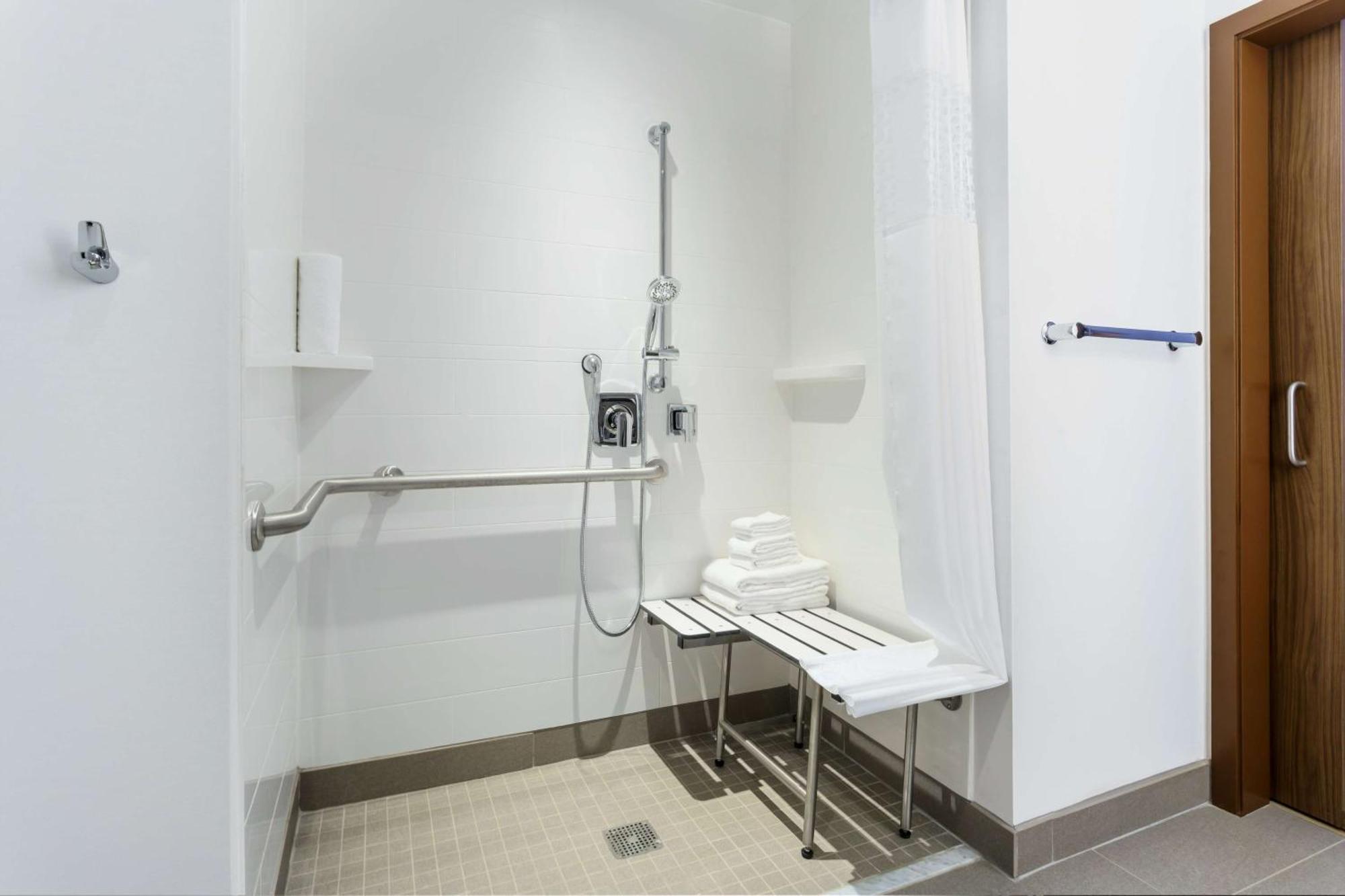 Habitación con cama extragrande y ducha a ras de suelo - Adaptada para personas de movilidad reducida y con discapacidad auditiva
