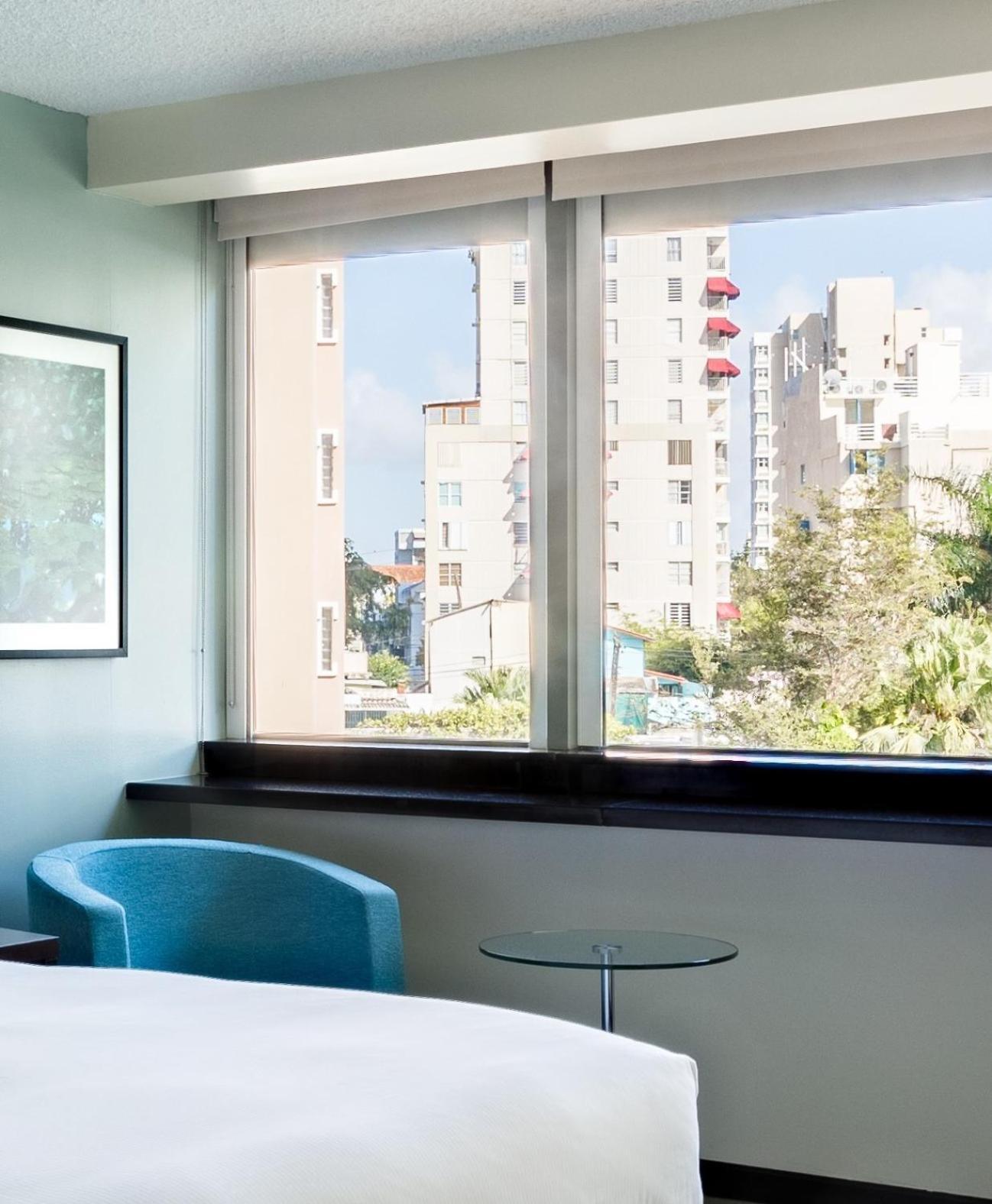 Habitación con cama extragrande y vistas al jardín