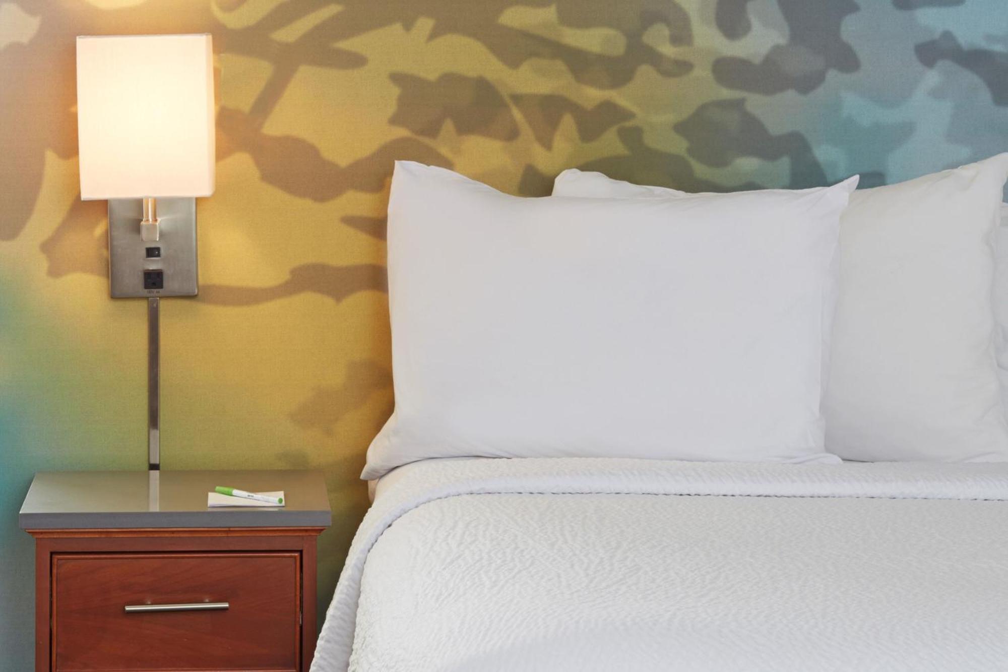 King Room with Bathtub - Mobility Access/Hearing Accessible