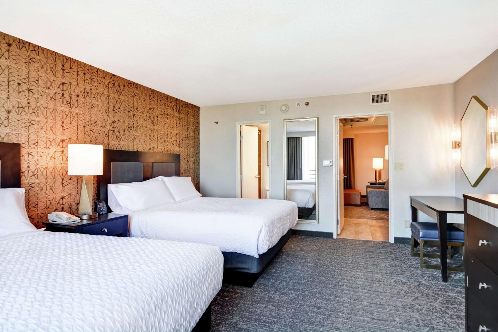 Suite de 1 habitación con 2 camas grandes y sofá cama