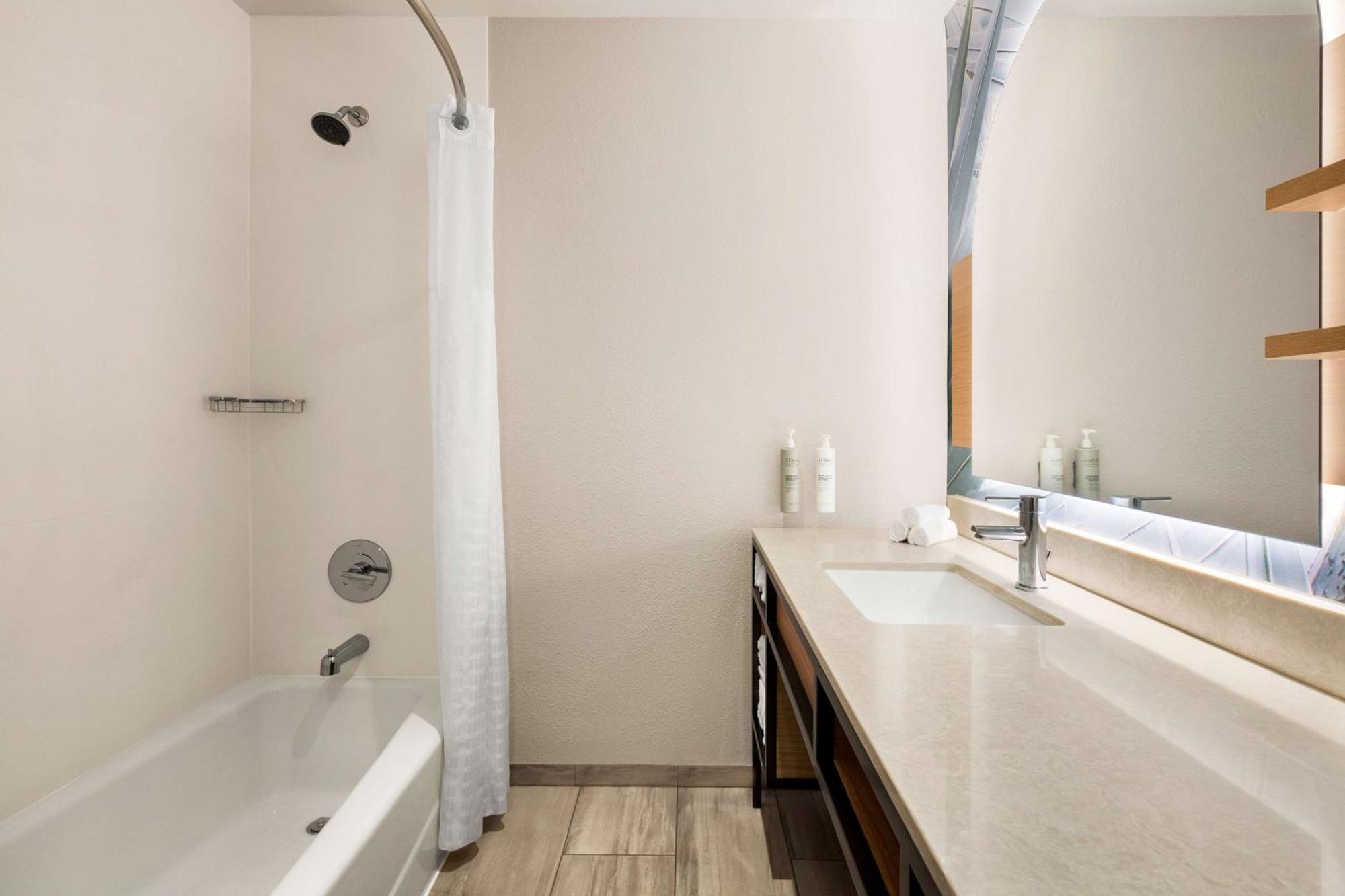 Habitación Doble con 2 camas dobles y balcón