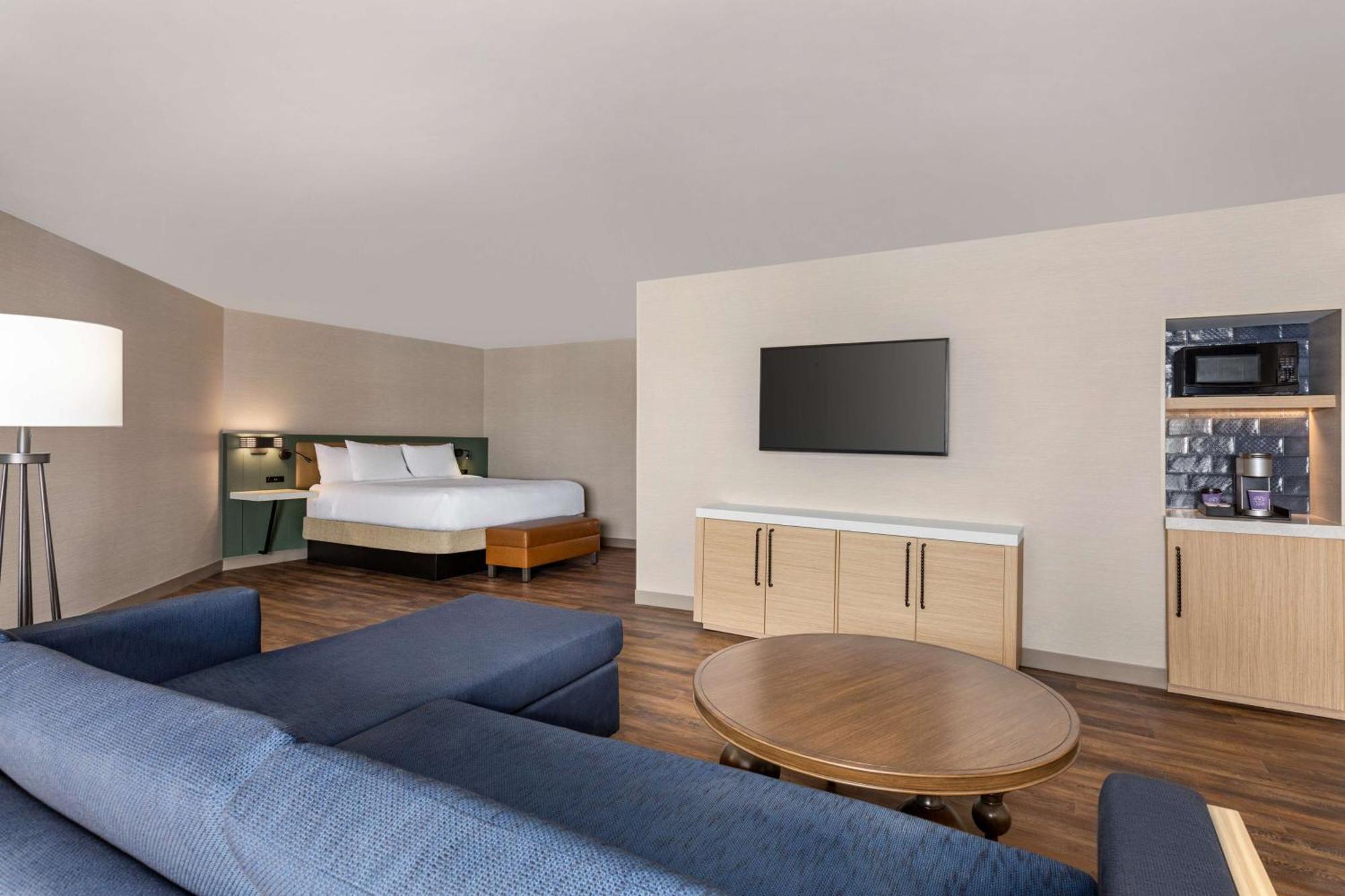 Suite Junior con cama extragrande y balcón