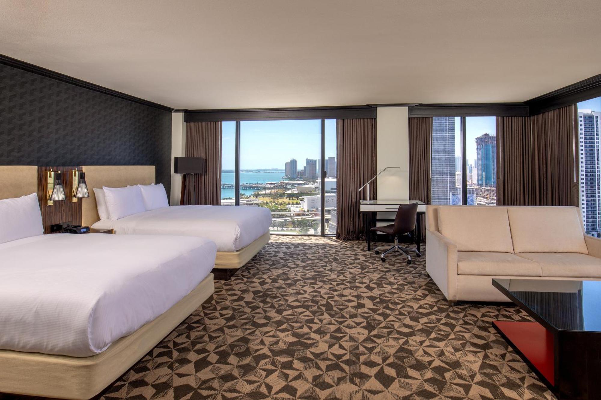 Suite con 2 camas grandes y vistas a la bahía